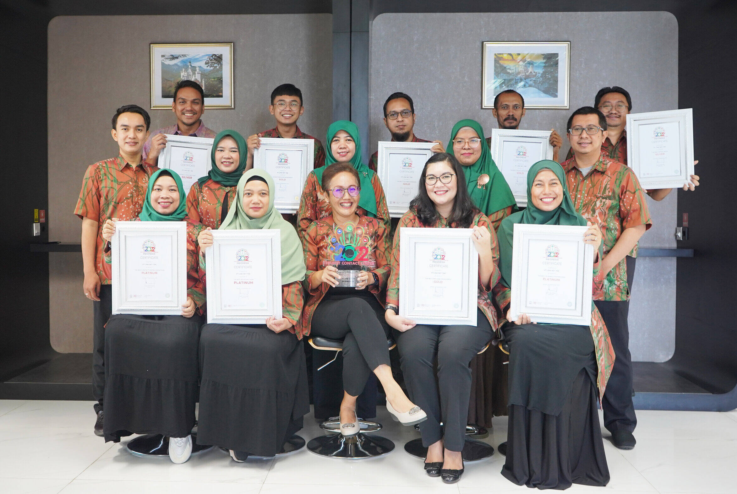 SB Diah Pudjiastuti, Head of Customer Interaction PT Link Net Tbk, berpose bersama staf dan penghargaan yang diterimanya. 