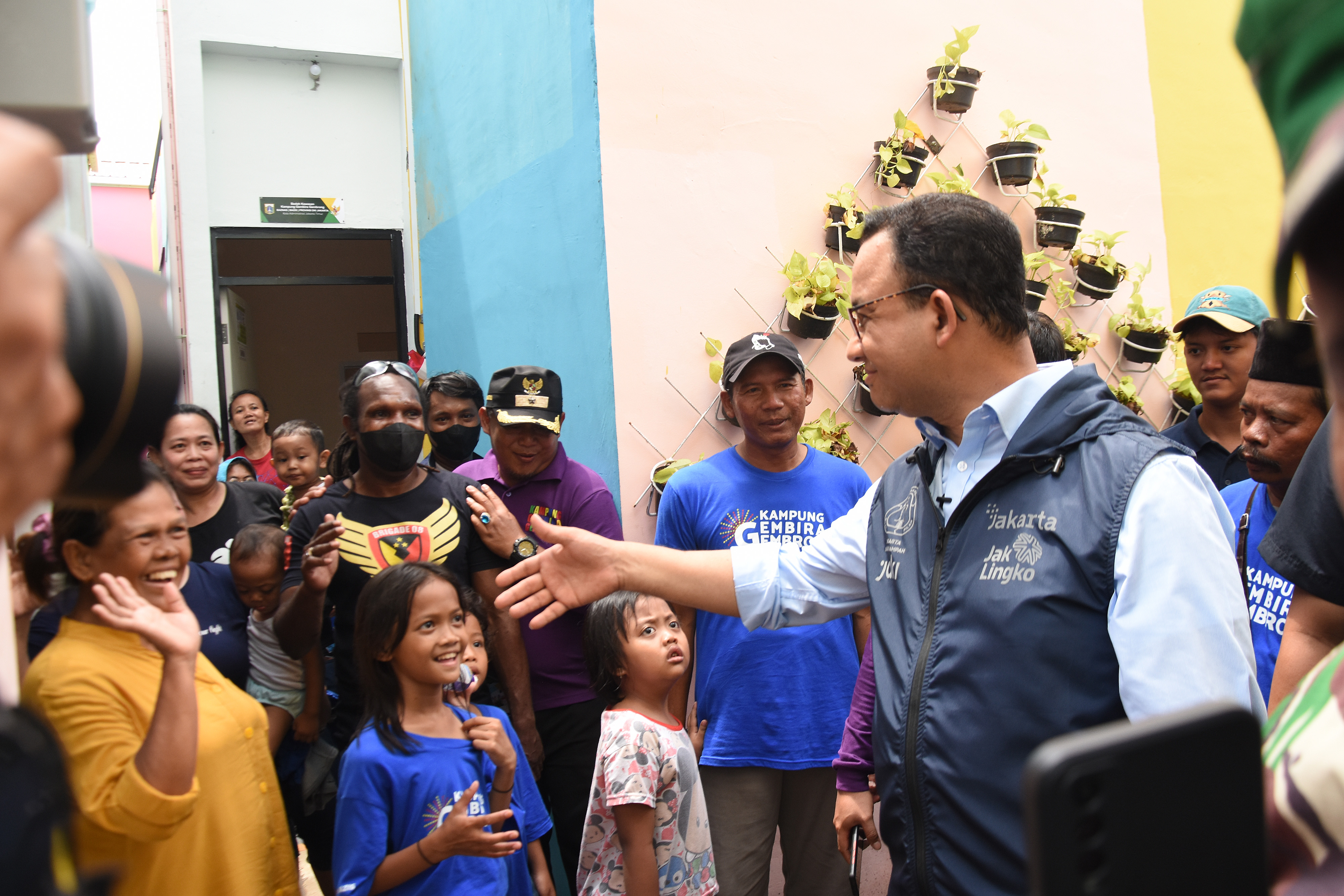 Gubernur DKI Jakarta Anies Baswedan menyapa warga saat meninjau rumah pada peresmian Kampung Gembira Gembrong di Jatinegara, Jakarta Timur