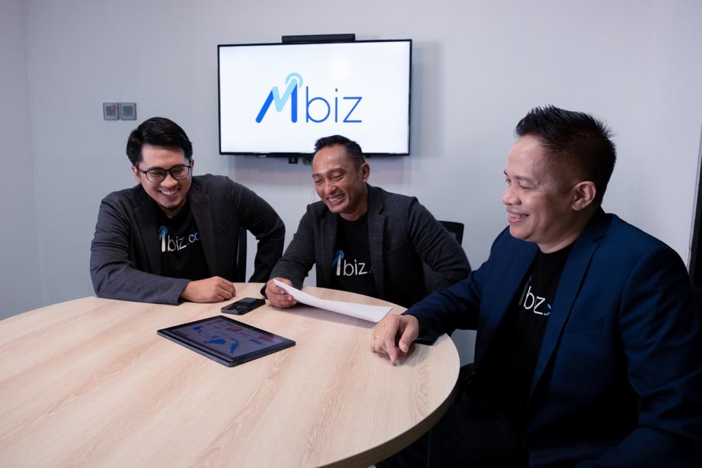 COO Mbizmarket Ryn MR Hermawan (tengah) sedang menjelaskan progres pemanfaatan plaform Mbizmarket oleh pemerintah daerah.