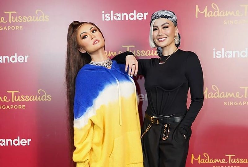 Agnez Mo dan boneka lilinnya di Madame Tussauds Singapura
