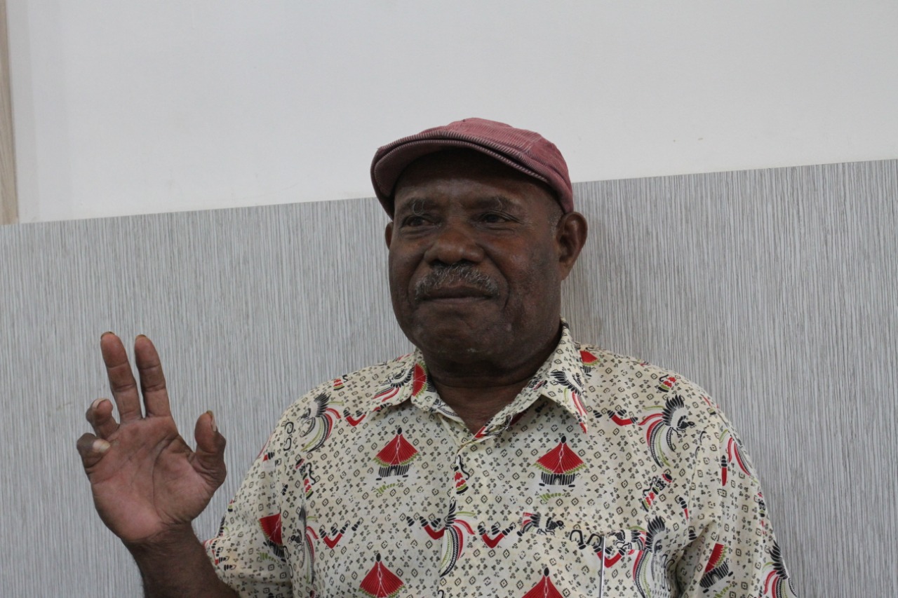 Ketua Dewan Adat Suku Yewena Yosu, Johanes Jonas Mentanaway.