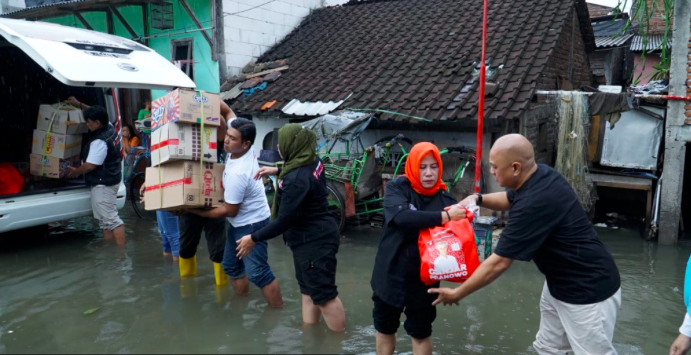 Pemberian bantuan banjir.