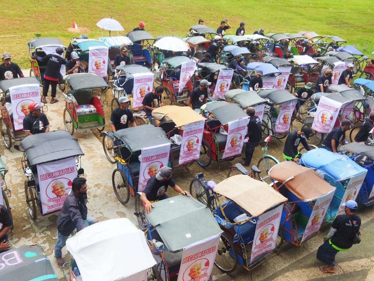 Komunitas becak Kuala Kapuas, Kalteng menyosialisasikan dukungannya kepaa Ganjar Pranowo untuk presiden di 2024, ahad (9/10)