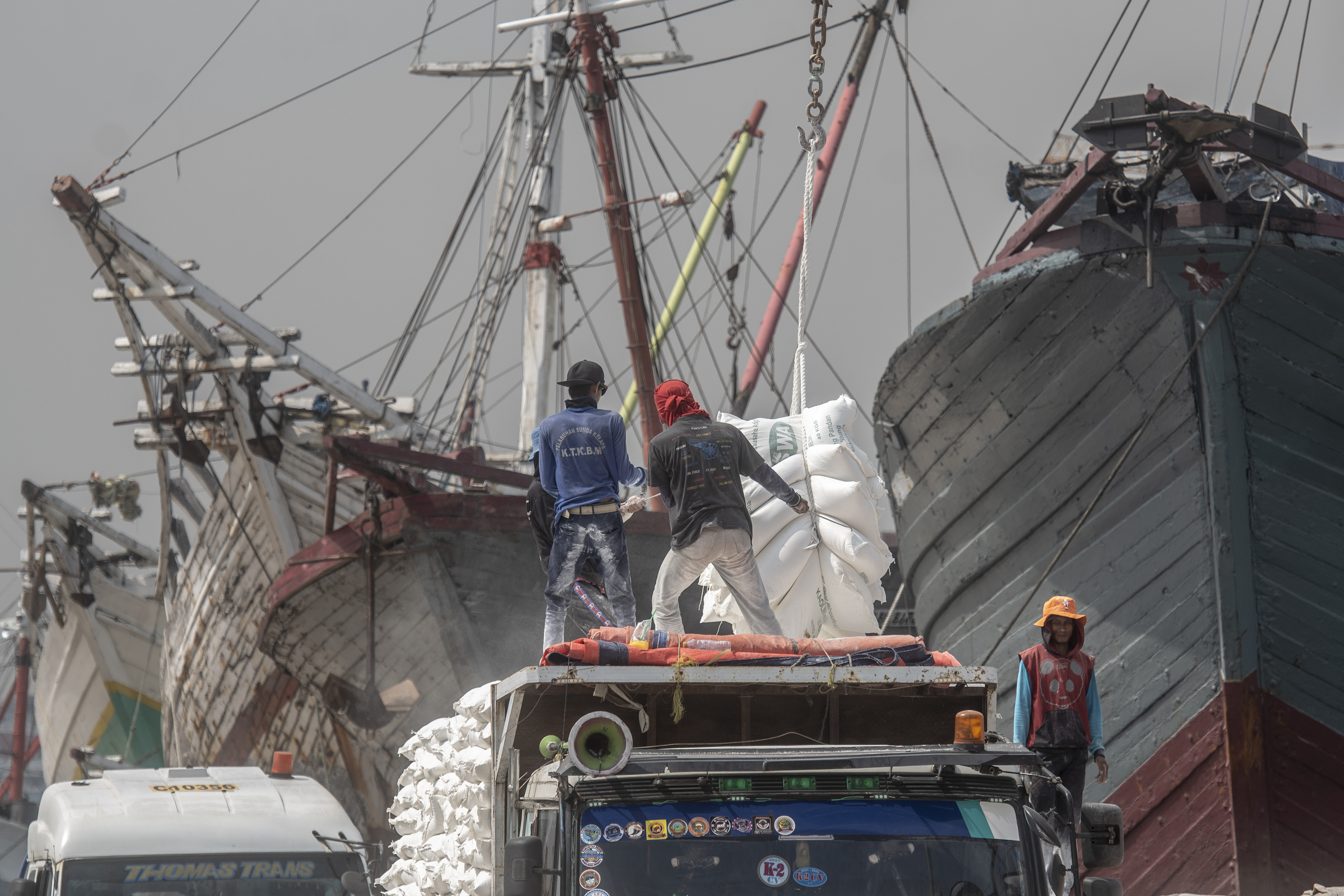 Sejumlah buruh angkut melakukan aktivitas bongkar muat di Pelabuhan Sunda Kelapa, Jakarta.