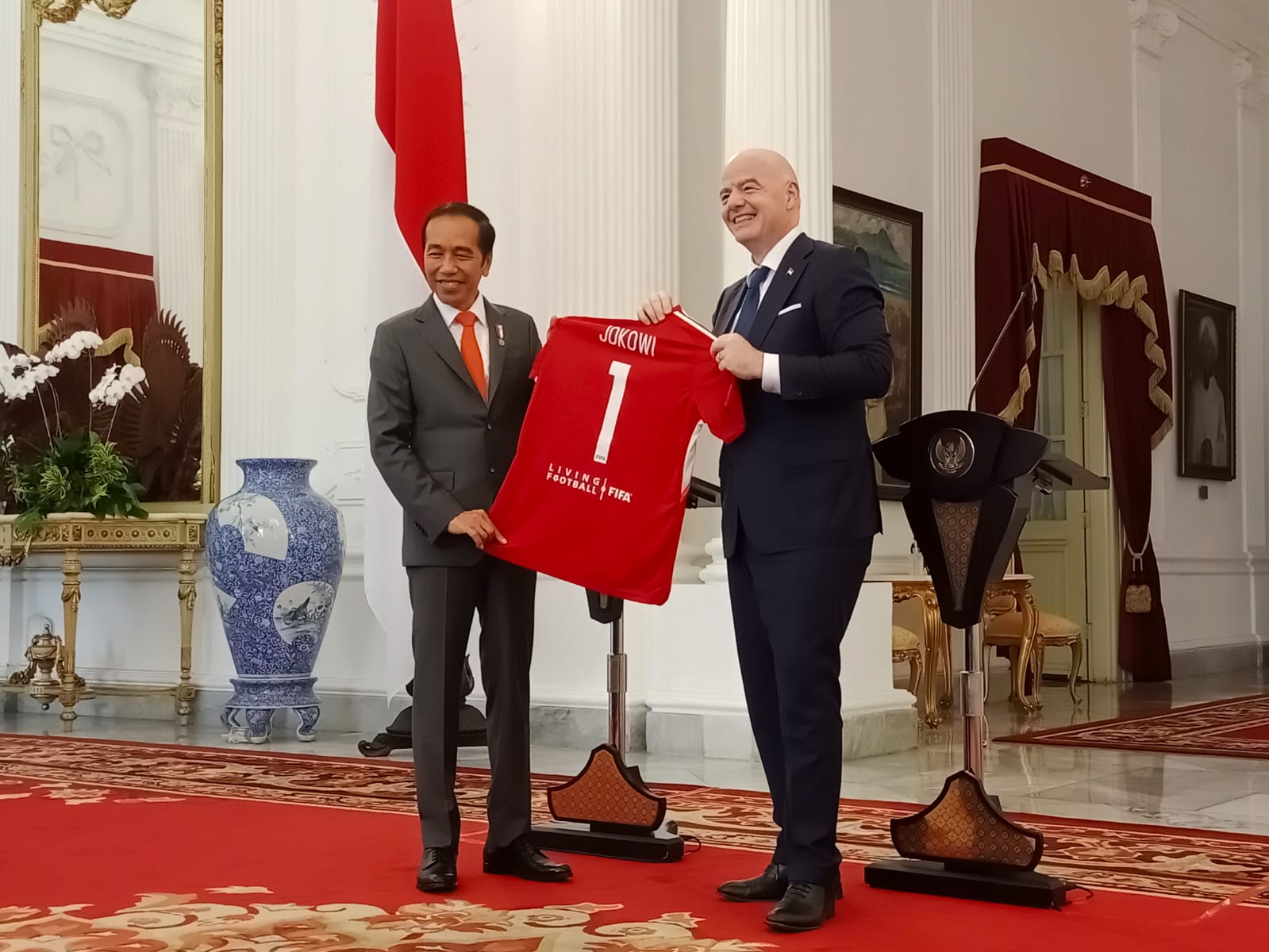 Presiden Joko Widodo dan Presiden FIFA Gianni Infantino di Istana Merdeka, Jakarta, Selasa (18/10).
