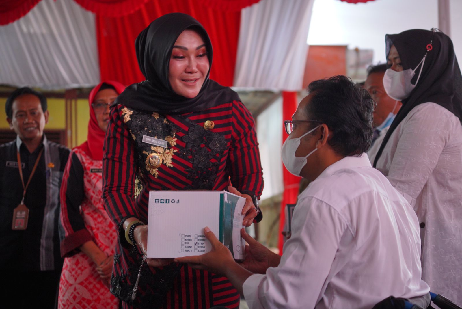 Bupati Klaten, Jawa Tengah, Sri Mulyani menyerahkan bantuan kepada pelaku IKM 