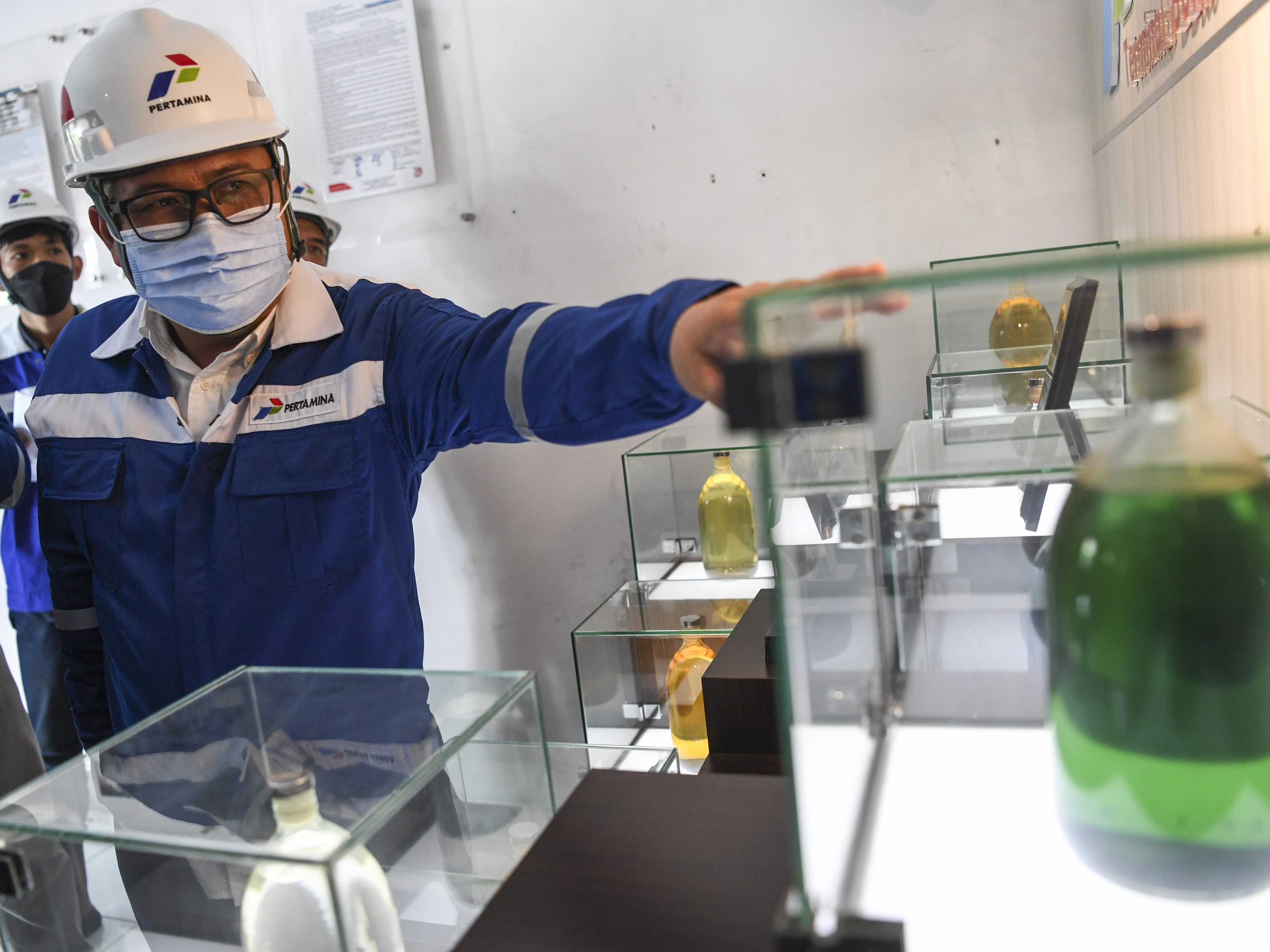 Corporate Secretary Pertamina Patra Niaga Irto Ginting menunjukkan contoh bahan bakar minyak (BBM) jenis pertalite (RON 90).