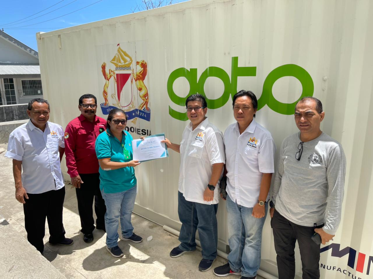 Ketua Kadin Sikka Hari Japira kepada Direktur Rumah Sakit Umum Daerah (RSUD) dr. Tc. Hillers Maumere, dr. Yosefina Clara Francis yang berl