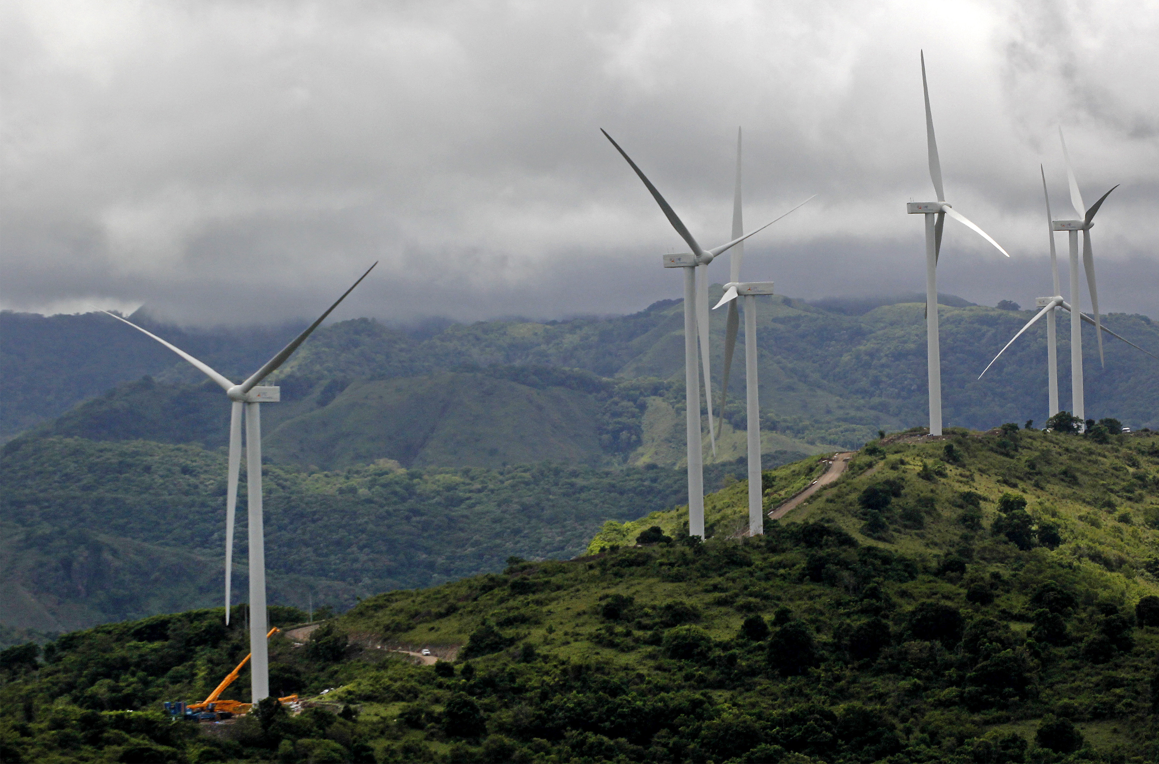 Potret pembangunan pembangkit listrik berbasis EBT di Sulawesi Selatan.