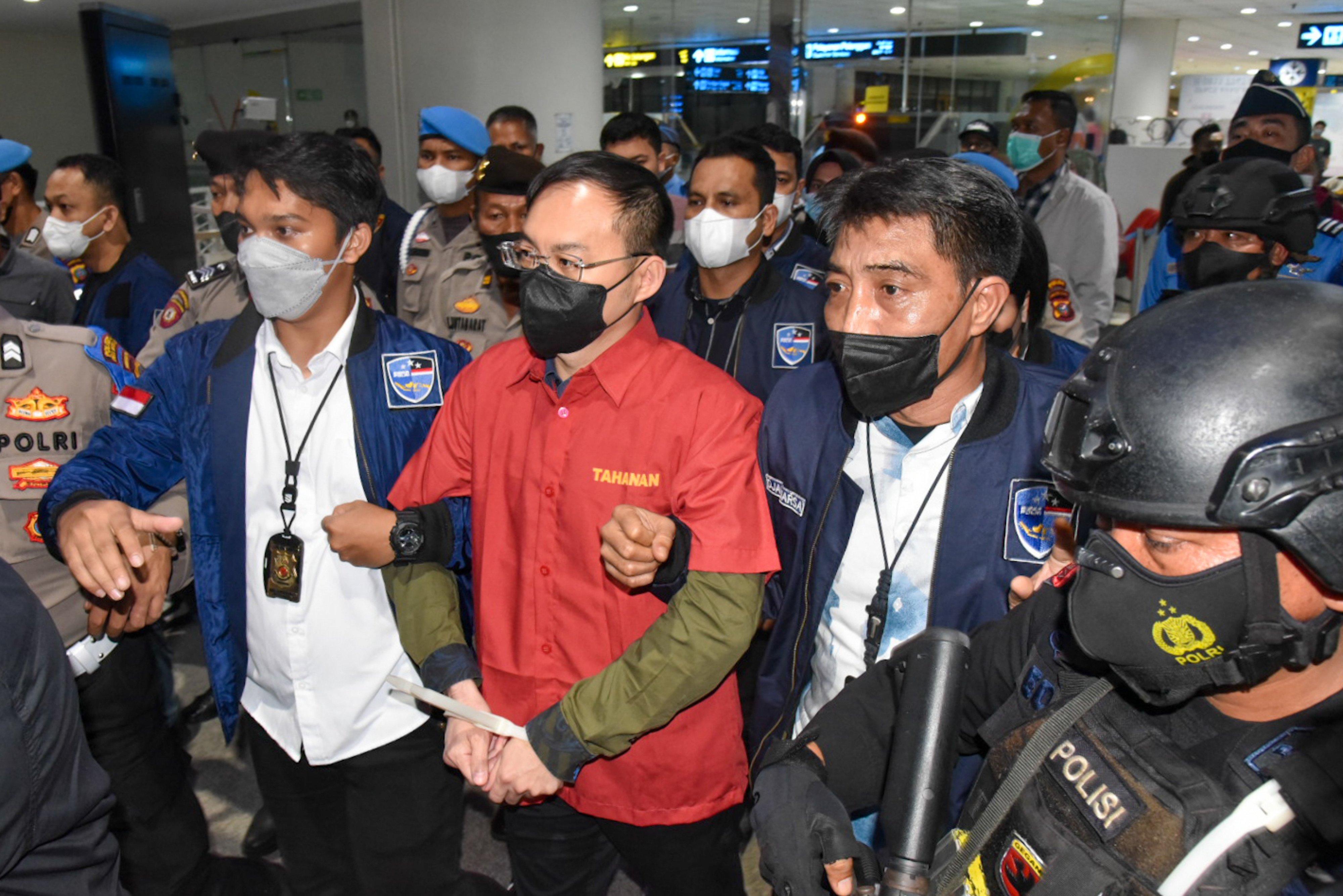 Bos judi Cemara Asri, Apin BK (tengah)