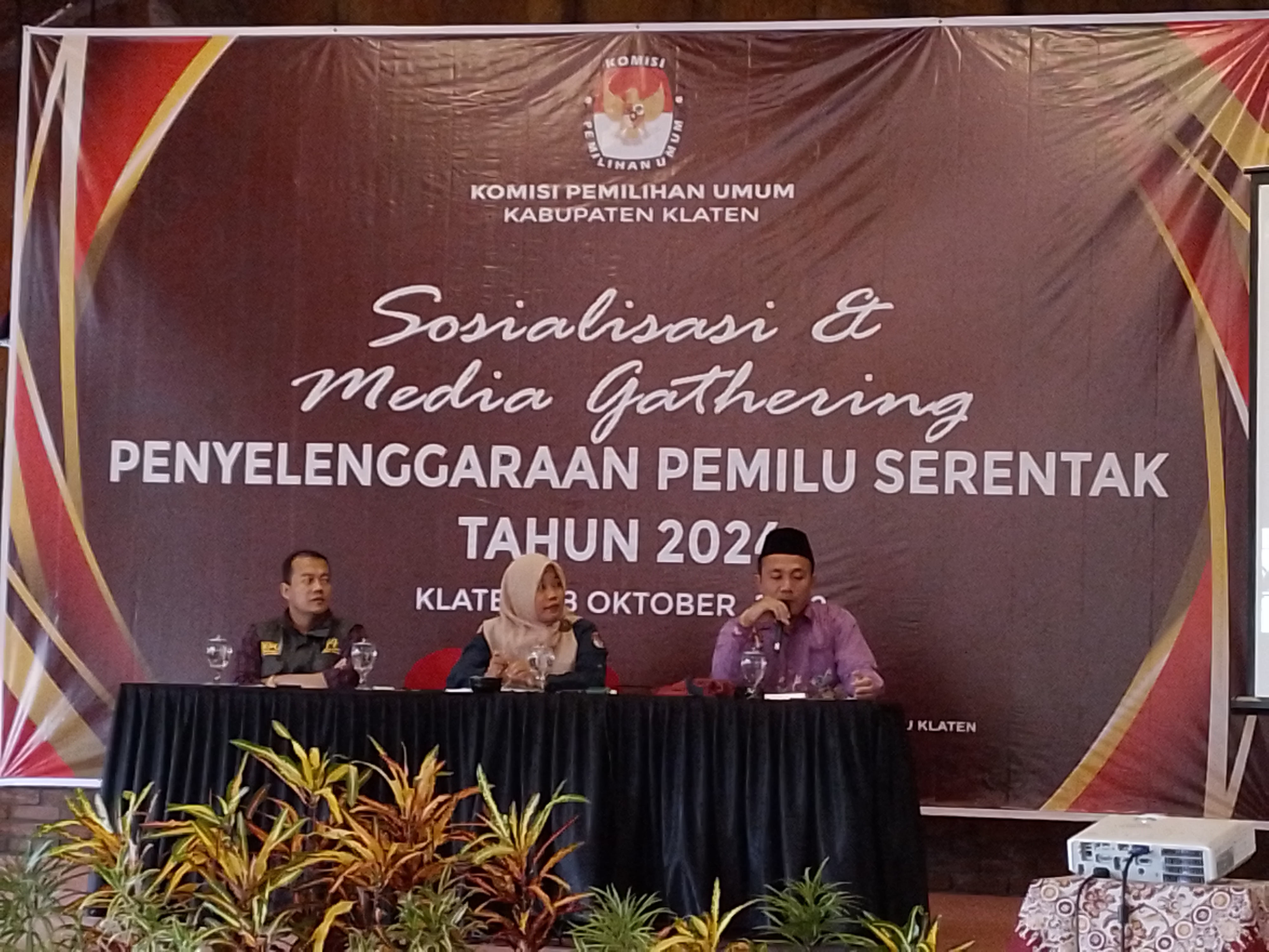 Komisioner KPU Klaten, Jawa Tengah,  menjelaskan tahapan pemilu yang tengah mereka kawal