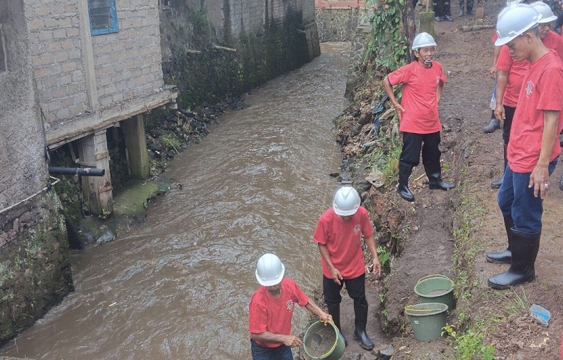 Warga Kampung Pataruman Kelurahan Sayang, Cianjur, Jabar melaksanakan kegiatan program padat karya pembangunan TPT, Jumat (2/10).