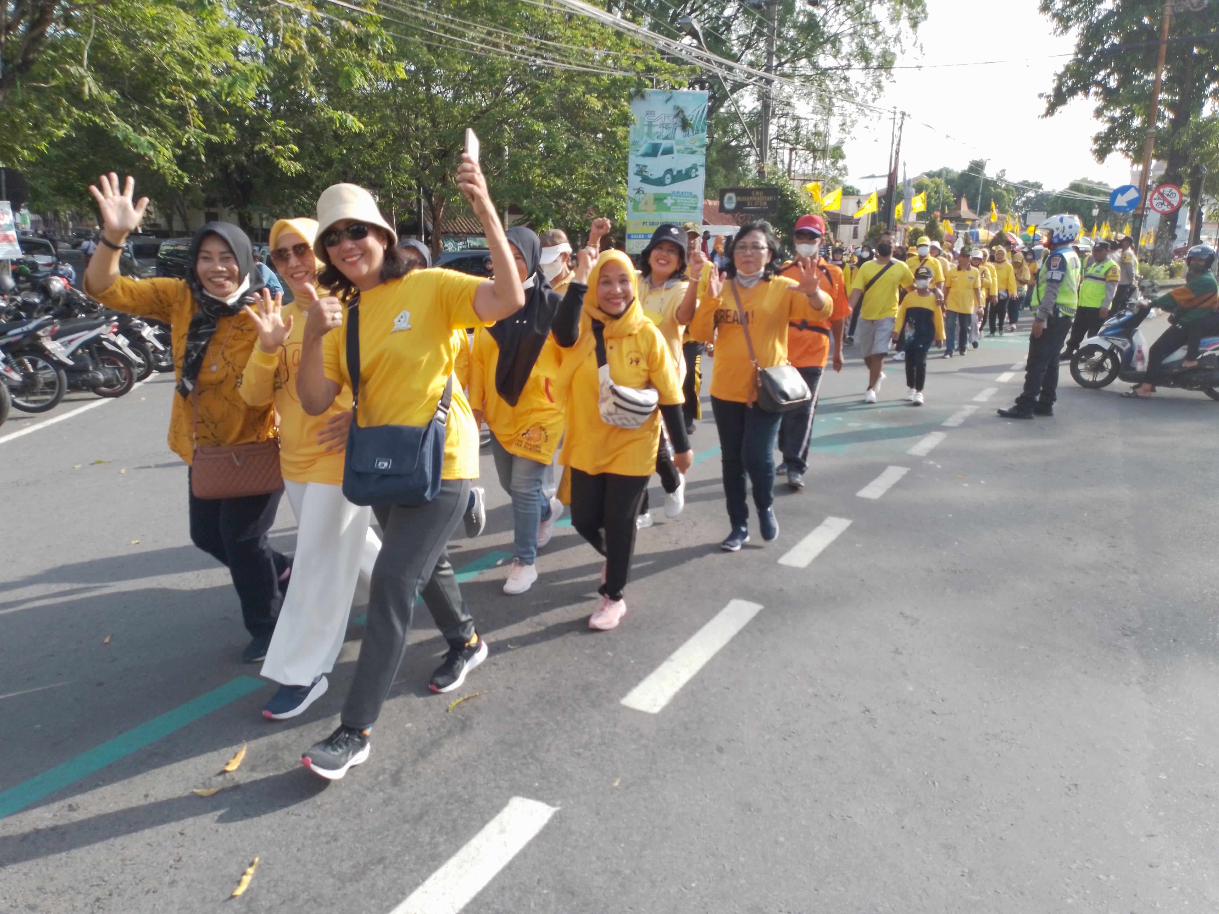 Peserta jalan sehat yang digelar Partai Golkar di Klaten, Jawa Tengah