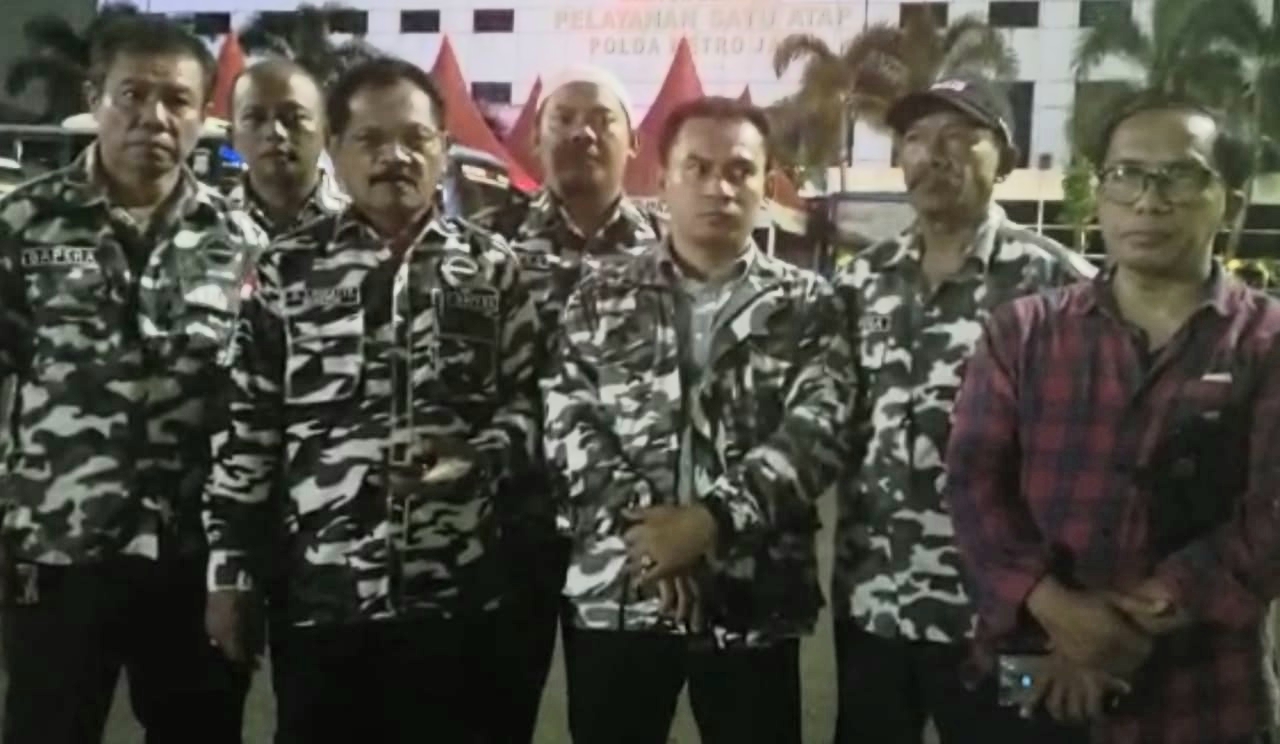 Ketum DPP BAPERA Fahd El Fouz Arafiq, didamping pengurus lain seusai melaporkan Andi  Arief ke Polda Metr yang diduga mencemarkan nama baik.