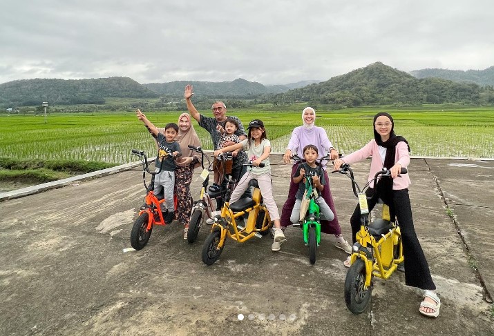 Pasangan selebritas Zaskya Adya Mecca dan Hanung Bramantyo bersama anak-anak mereka.