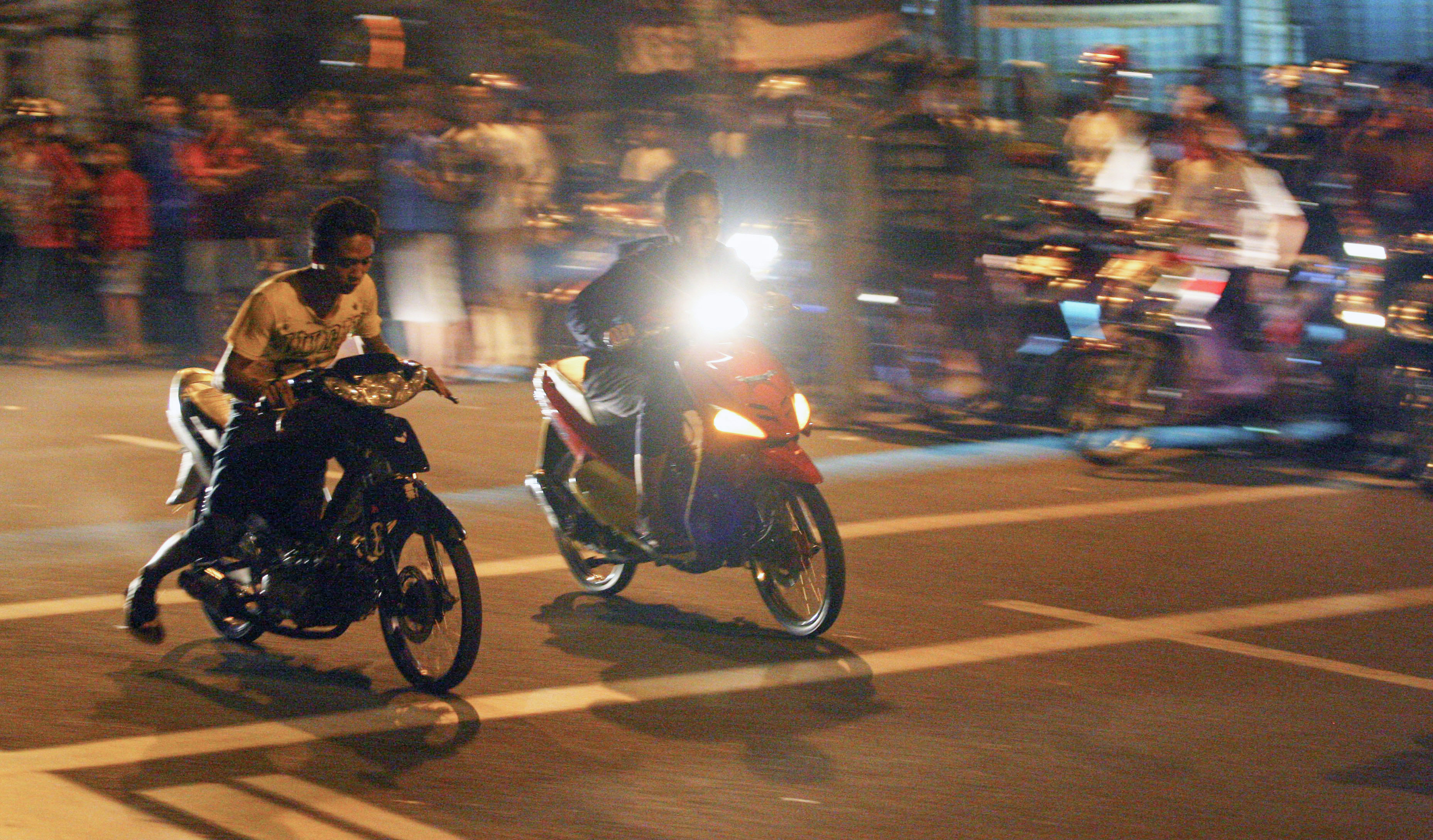 Ilustrasi para remaja yang kerap menggelar aksi balap liar di jalan raya pada malam hari.