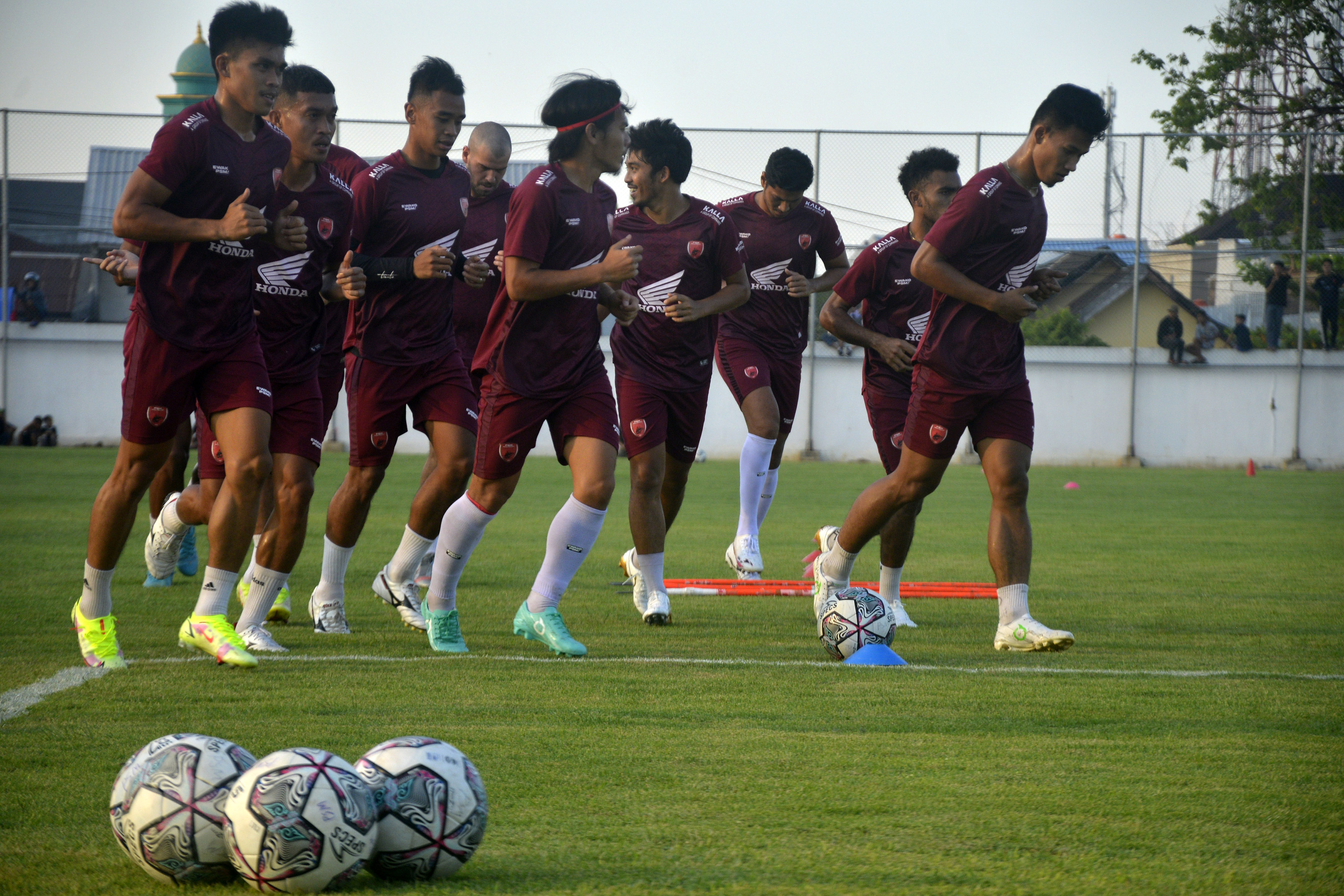 Sejumlah pemain PSM Makassar melakukan sesi latihan di Stadion Kalegowa, Kabupaten Gowa, Sulawesi Selatan, Senin (25/7).