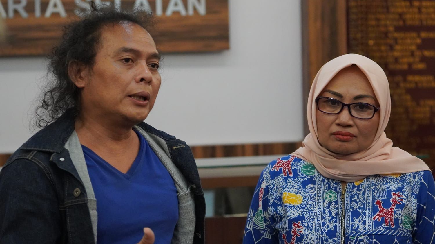 Pengacara Deolipa Yumara mendampingi pemeriksaan kliennya, Mimi Maryati Said, di Polres Metro Jakarta Selatan.