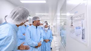 Presiden Joko Widodo meninjau fasilitas pabrik biofarmasi PT Etana Biotechnologies Indonesia di Kawasan Industri Pulogadung (JIEP), Jakarta