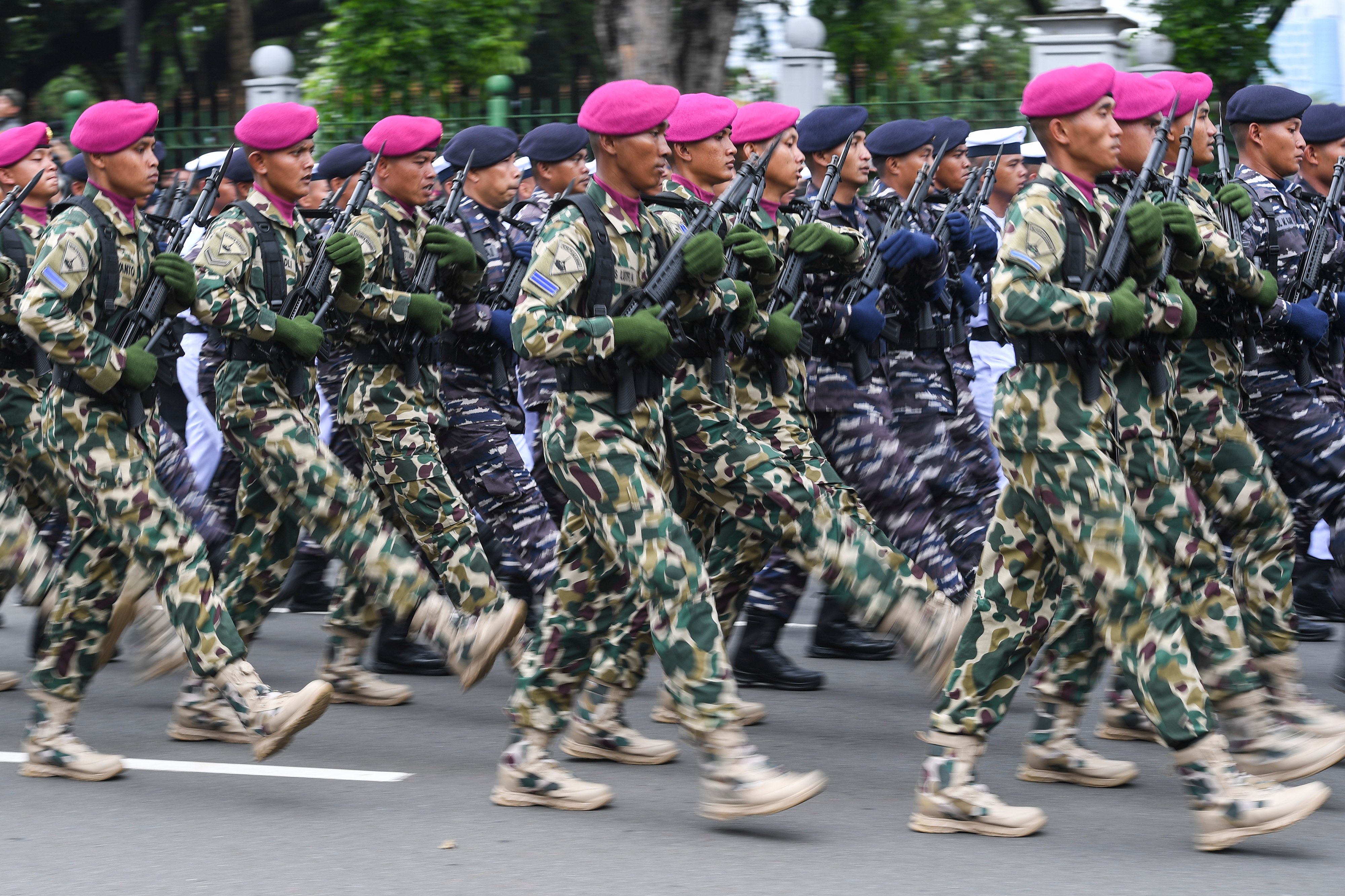 Sejumlah prajurit TNI AL mengikuti defile pasukan usai upacara peringatan HUT ke-77 TNI di depan Istana Merdeka, Jakarta, Rabu (5/10/2022)