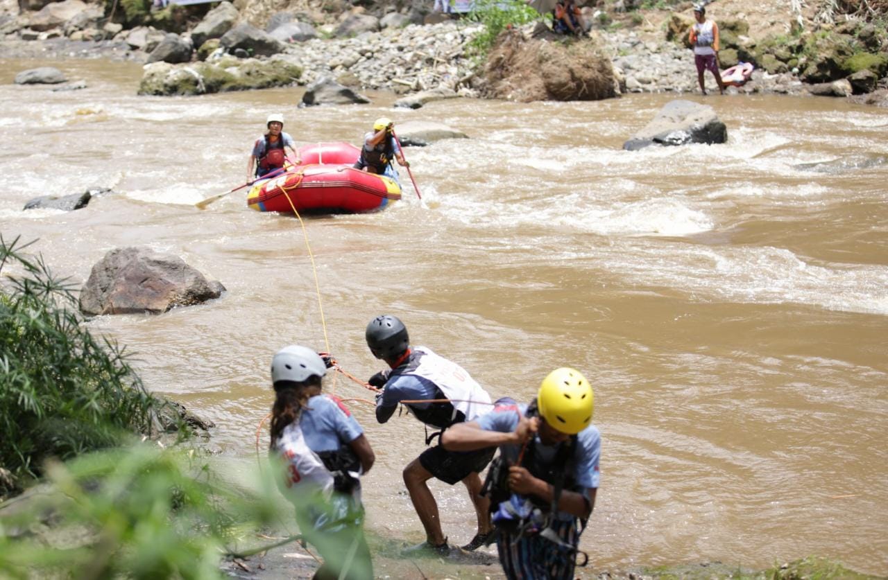 Para peserta Jabar Quick Response River Rescue Challenge (JRRC) Piala Gubernur Jawa Barat 2022 memperlihatkan keahlian mereka. 