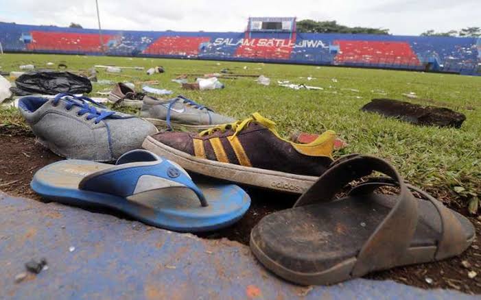 Sendal berserakan pascatragedi di Stadion Kanjuruhan