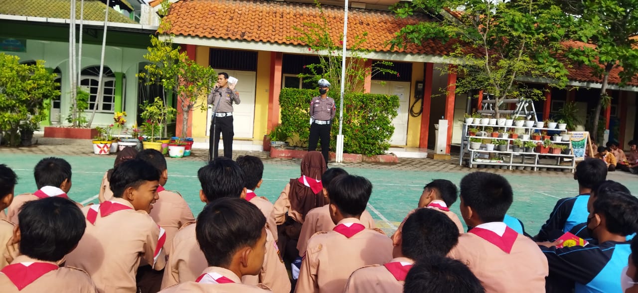 Pelajar SMP N 5 Kota Tegal menyimak sosialisasi Ber-lalulintas oleh petugas Polres Tegal Kota, Jumat (7/10/2022)