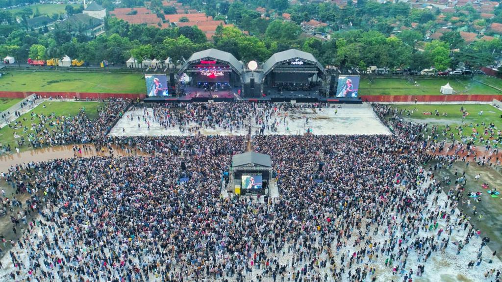 Weezer sebelumnya pernah manggung di Indonesia. Konser mereka di gelar di Lapangan D Senayan, Jakarta, pada 8 Januari 2013.