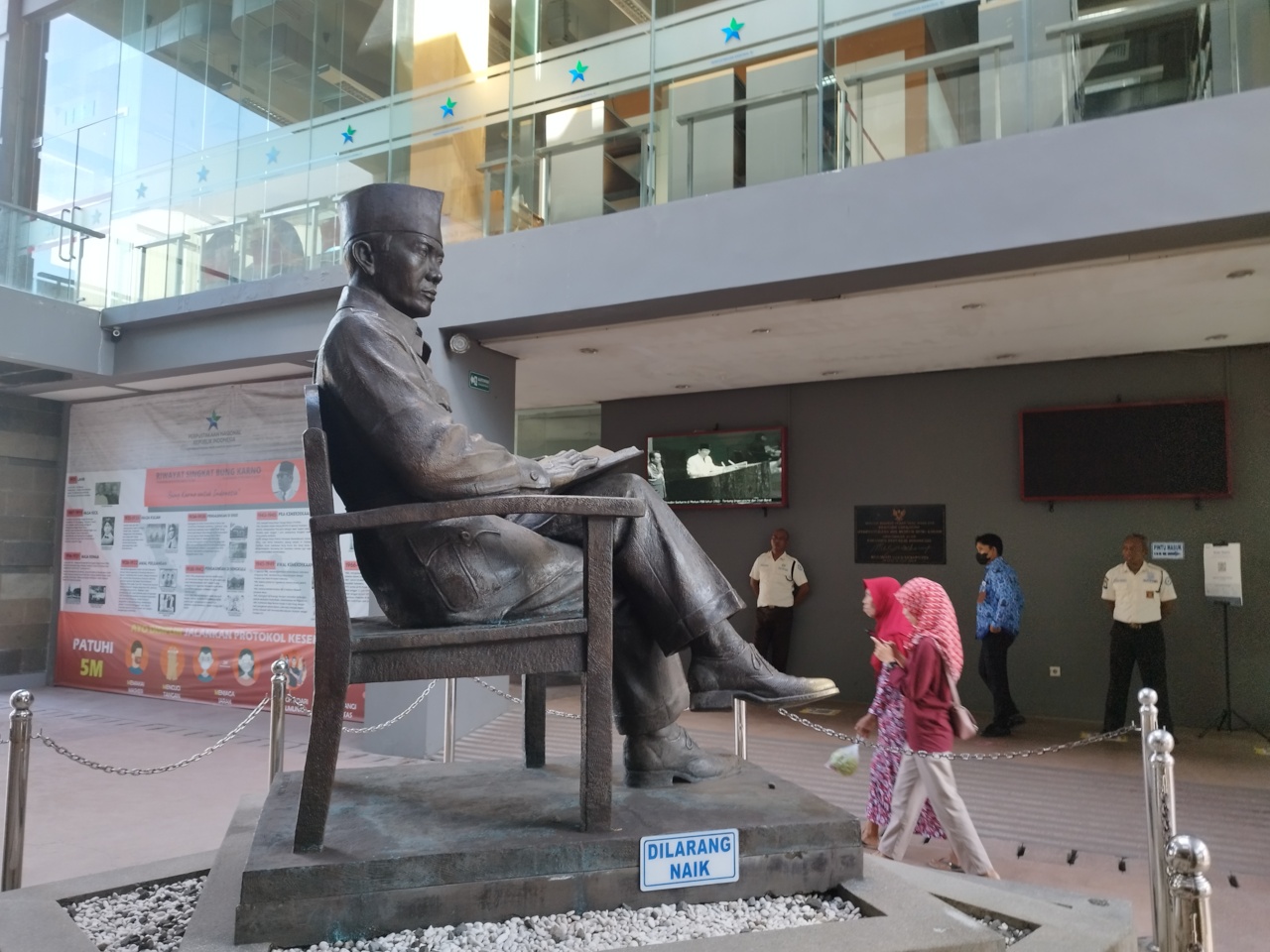 Patung Presiden Soekarno di Perpustakaan Proklamator Bung Karno, Kota Blitar