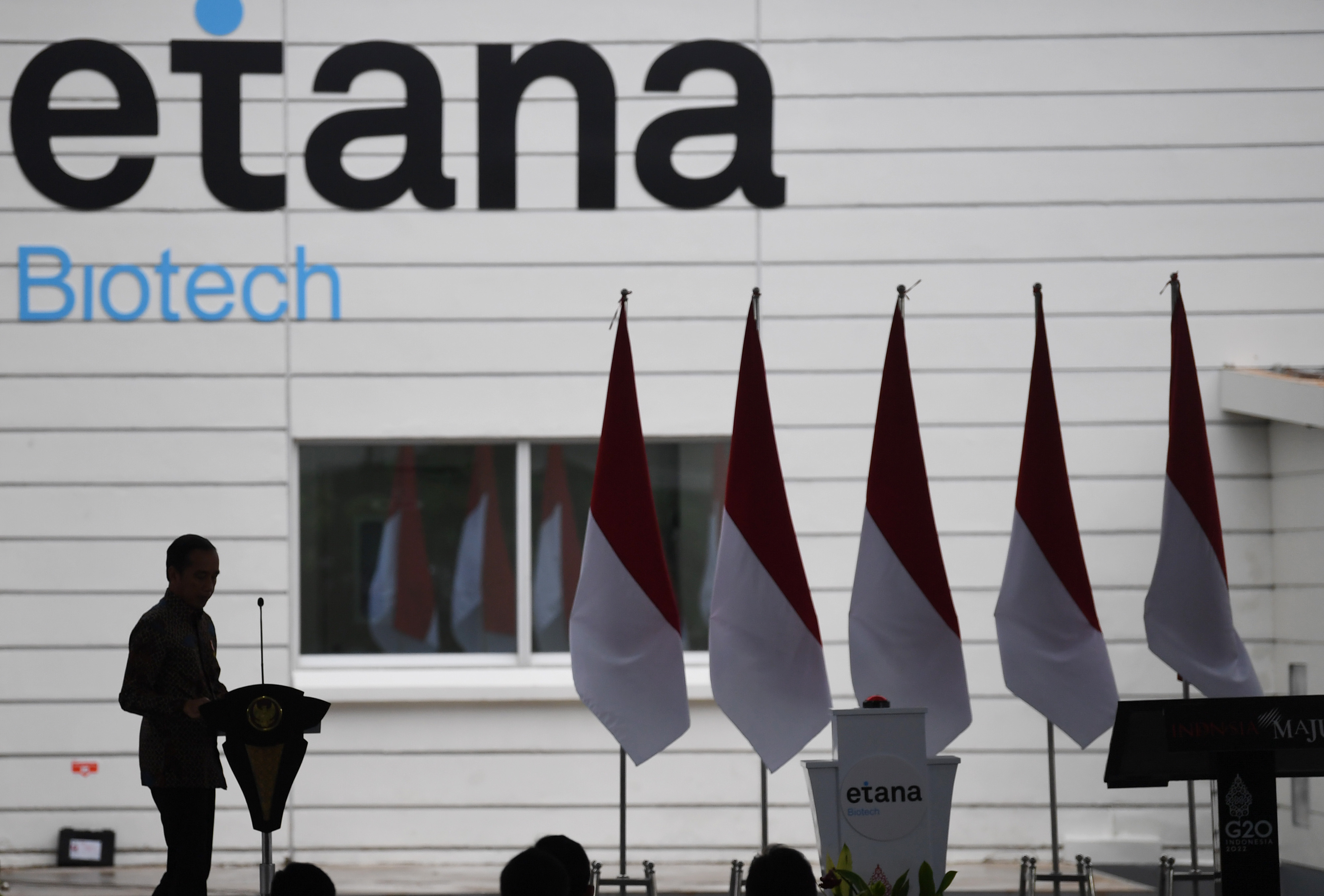 Presiden Jokowi bersiap berpidato sebelum meresmikan pabrik biofarmasi di Jakarta.