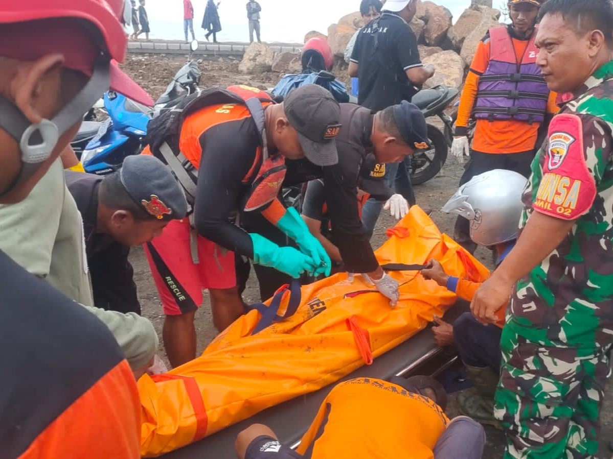 Tim SAR gabungan saat mengevakuasi korban Ni Putu Widia Margareta yang ditemukan sudah meninggal setelah hanyut terseret arus sungai.