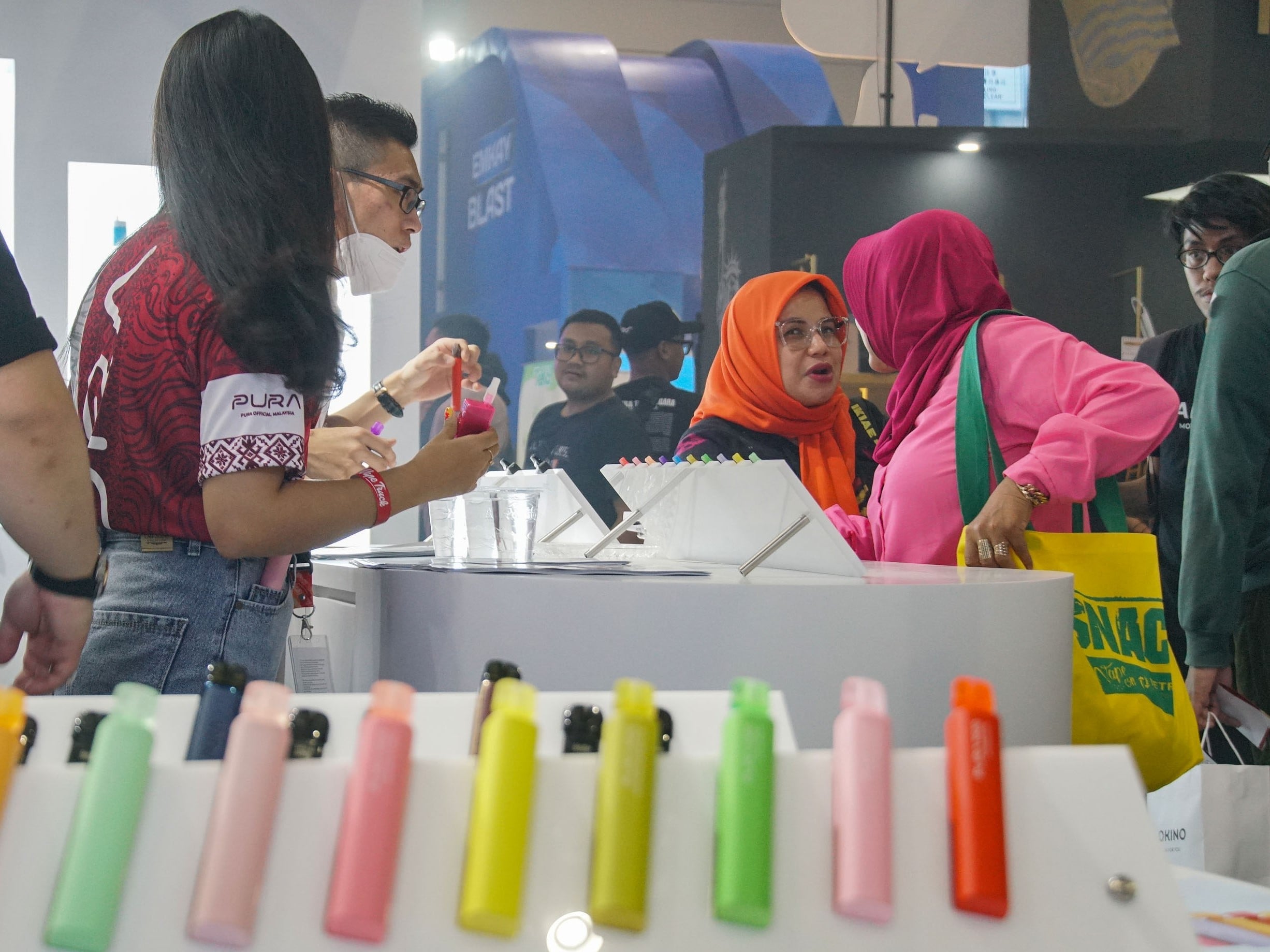 Pengunjung melihat produk rokok elektrik saat Vape Fair 2022 yang berlangsung di Hall B JCC Senayan pada Minggu (25/9/2022).