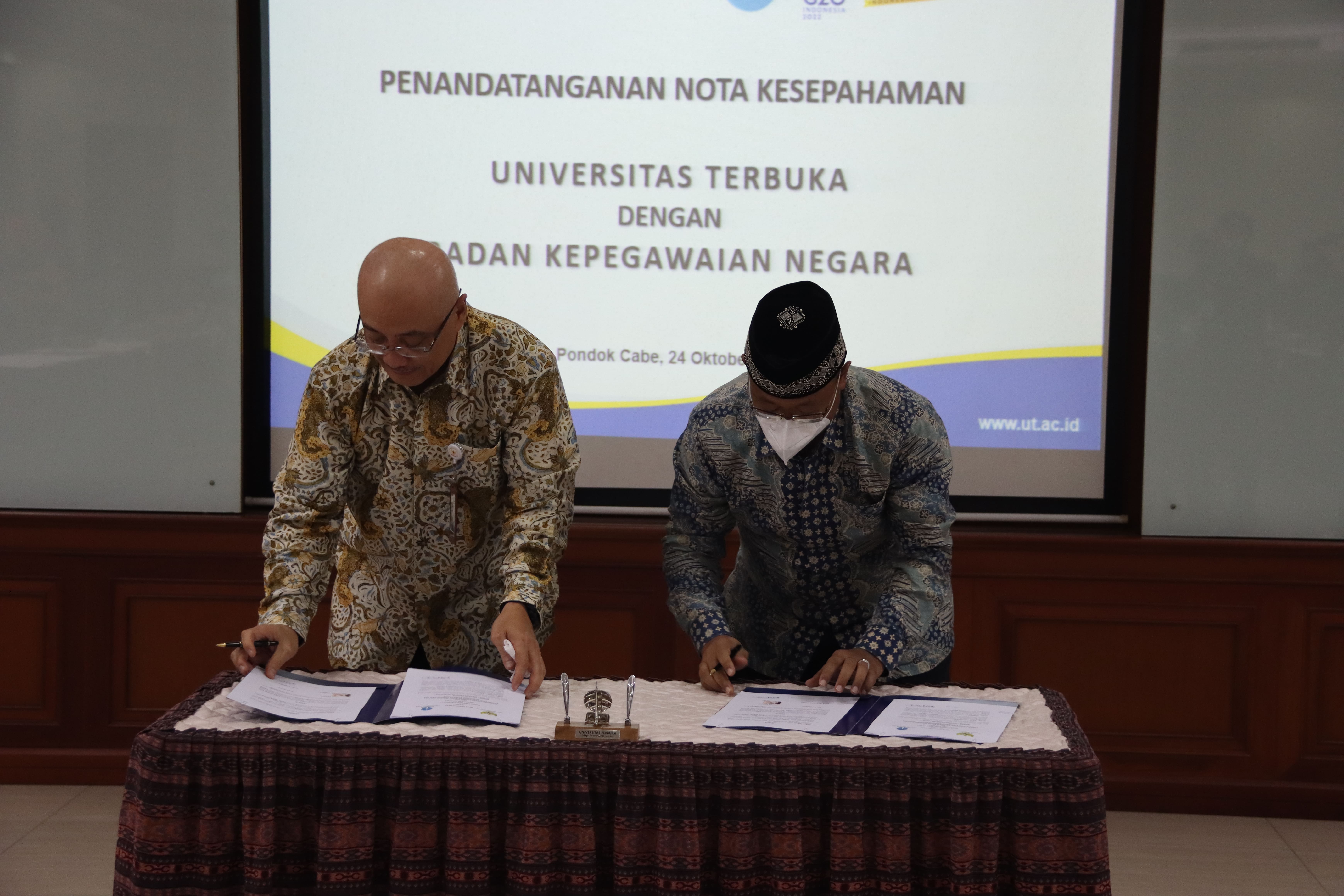 Penandatangan kerja sama UT dengan BKN