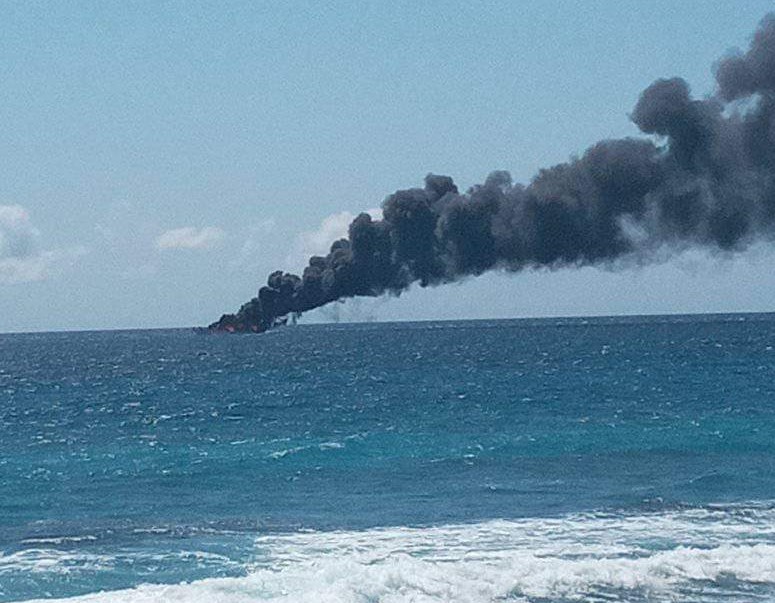 Foto dari kejauhan Kapal Express Cantika 77 yang terbakar di Perairan Naikliu, Amfoang Utara, Kupang, NTT, Senin (24/10).