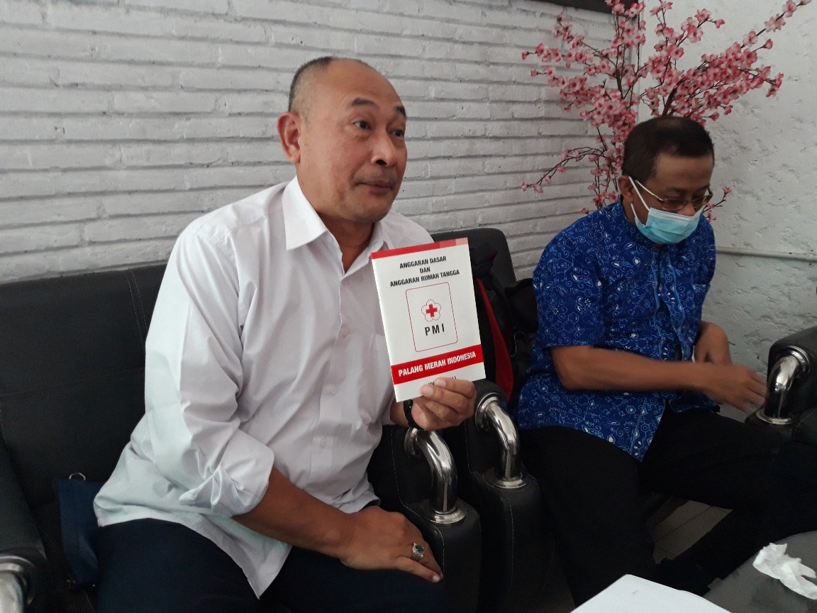 Pengurus PMI Kota Malang masa bakti 2017-2022 Budi Susatia menunjukkan surat klarifikasi ke PMI Jatim, Sabtu (1/10).