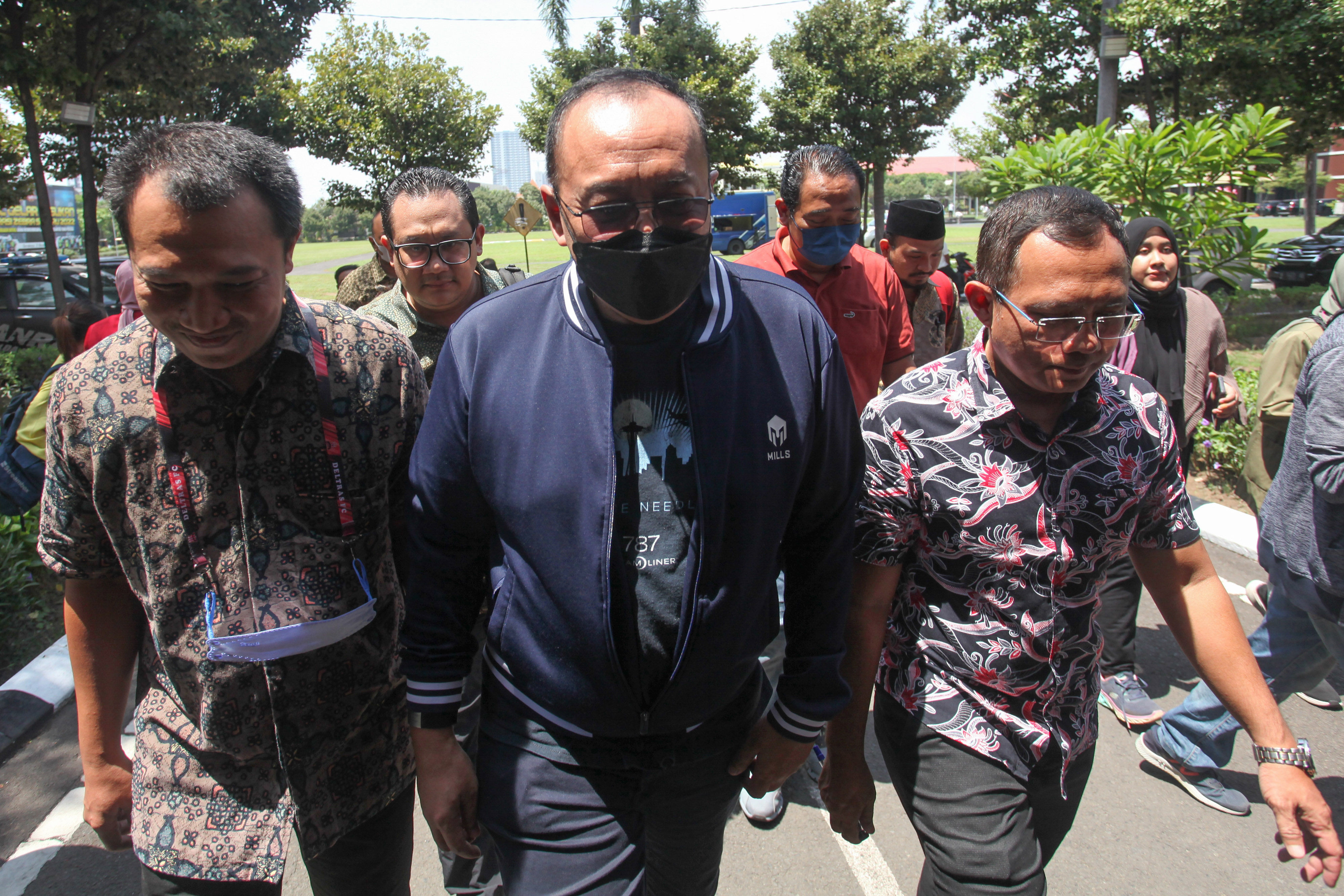 Direktur Utama PT LIB Akhmad Hadian Lukita (tengah) saat diperiksa pertama kali di Mapolda Jatim terkait insiden Kanjuruhan, Rabu (12/10).