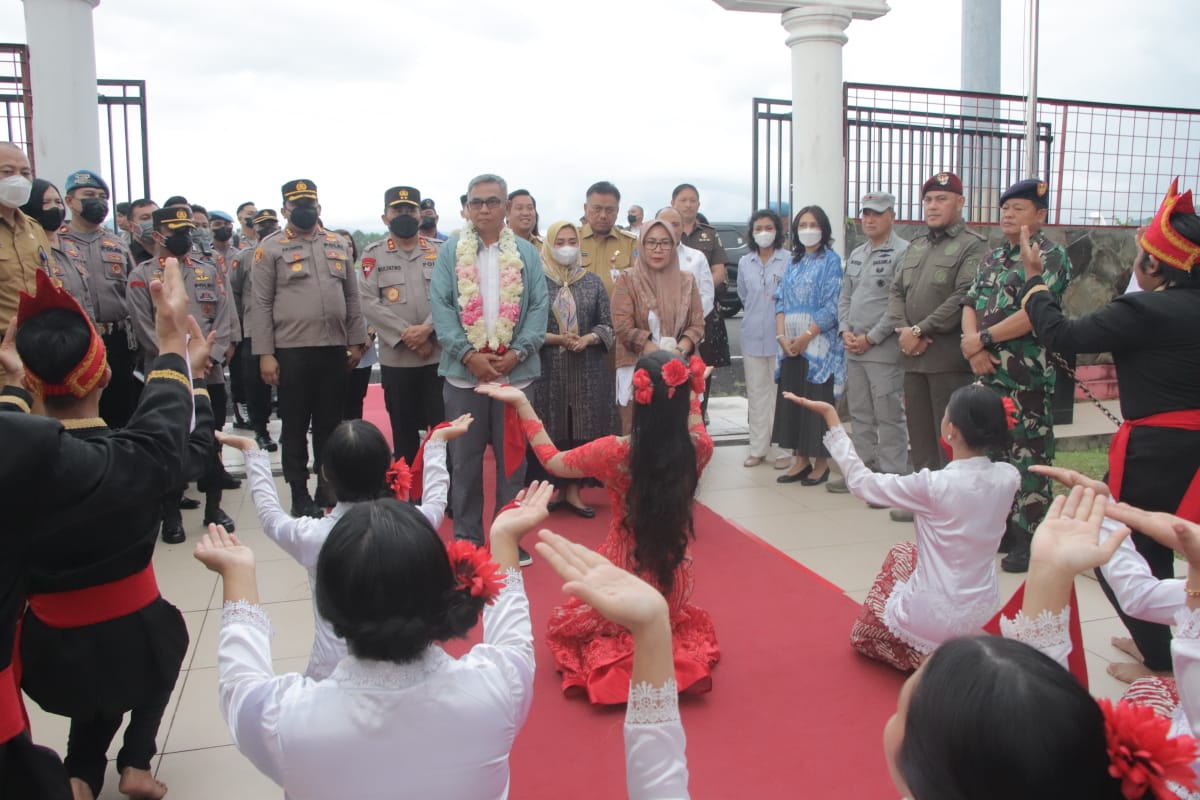 Kapolda Sulawesi Utara Irjen  Setyo Budiyanto mendapat sambutan saat tiba di Manado.