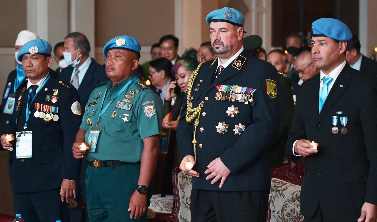 UNPKFC memberi tand jasa Lt. Gen. Rantastia Nur Alangan, bersama Lt. Col. Arief Rahman Hakim dari Korps Marinir TNI.