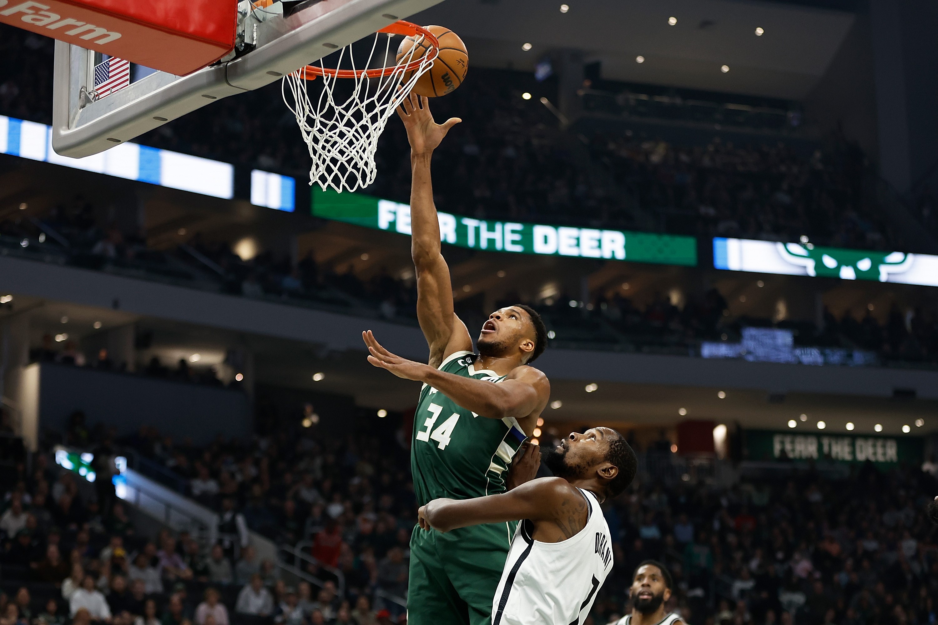Bintang Milwaukee Bucks Giannis Antetokounmpo melakukan layup dalam laga NBA melawan Brooklyn Nets.