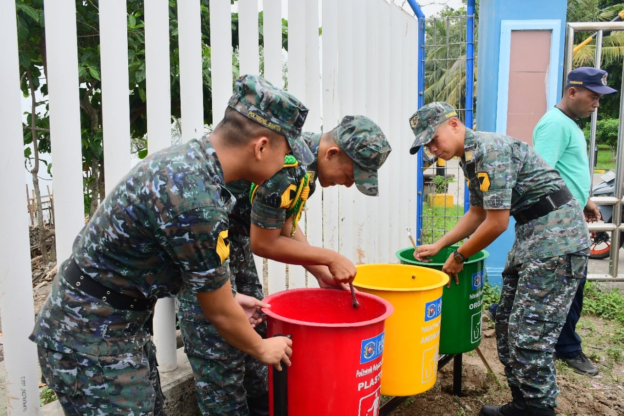 Penyuluhan pengelolaan sampah dan pemberian fasilitas tong sampah kepada warga di Kabupaten Tangerang oleh Poltekpel Banten