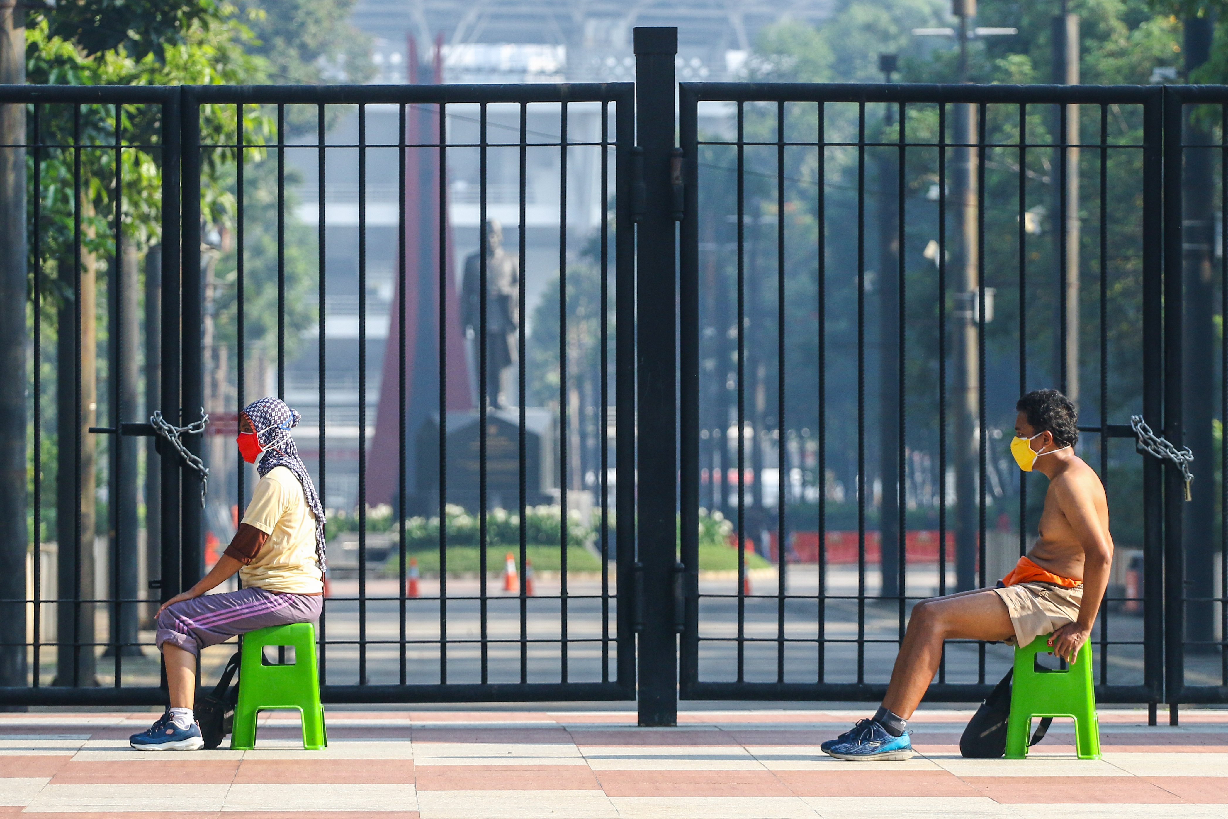 Warga berjemur di kawasan Senayan, Jakarta.