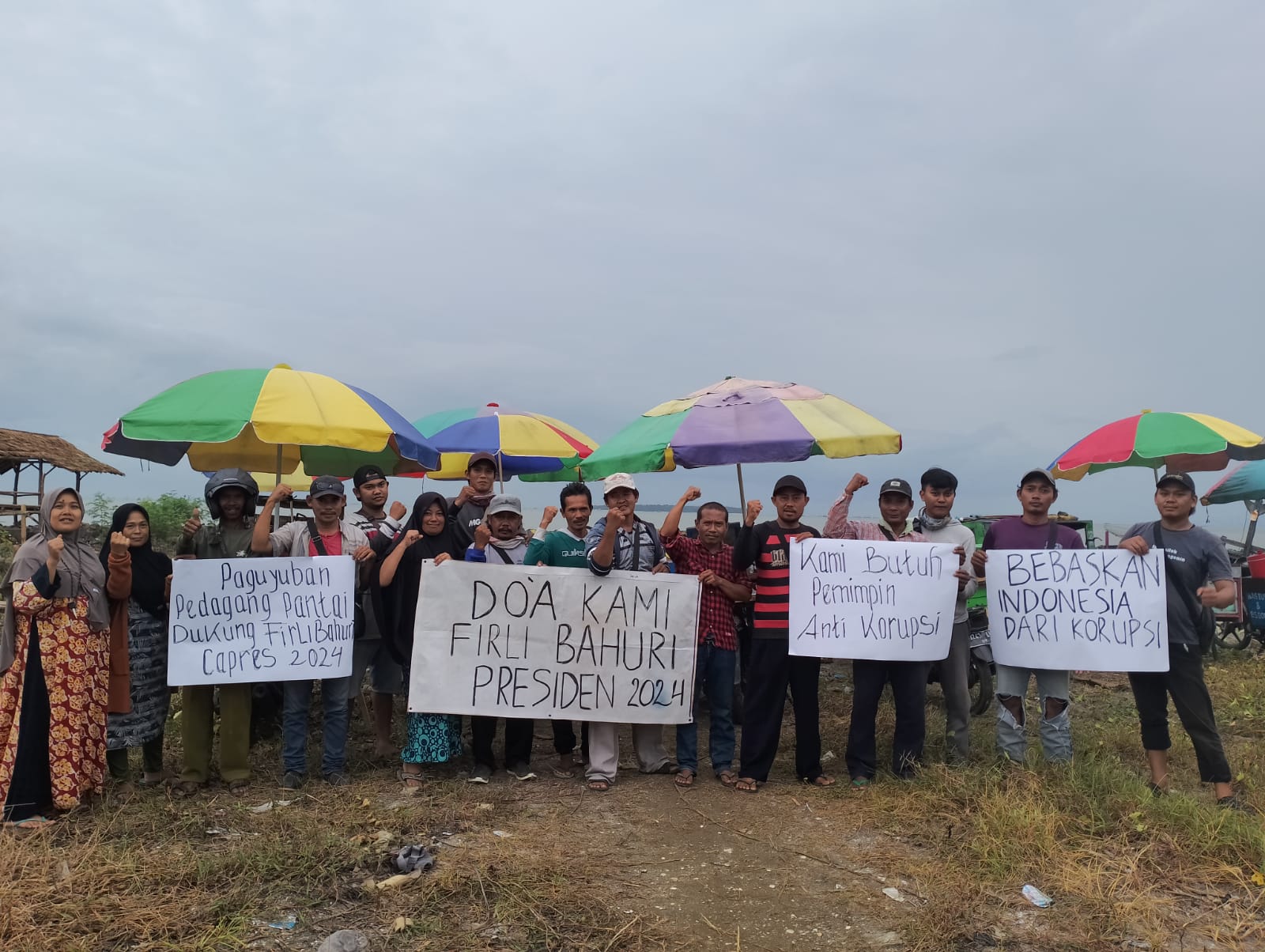  Paguyuban Pedagang Pantai Carita (Pancarita) berharap Ketua KPK Firli Bahuri maju di Pilpres 2024.