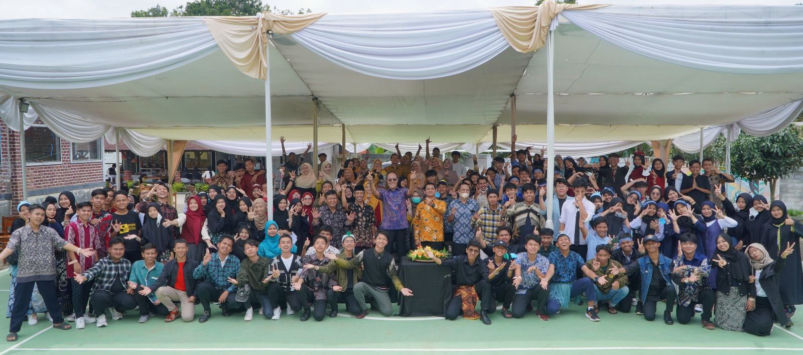 Ayep Zaki di tengah siswa-siswa SMA Doa Bangsa.