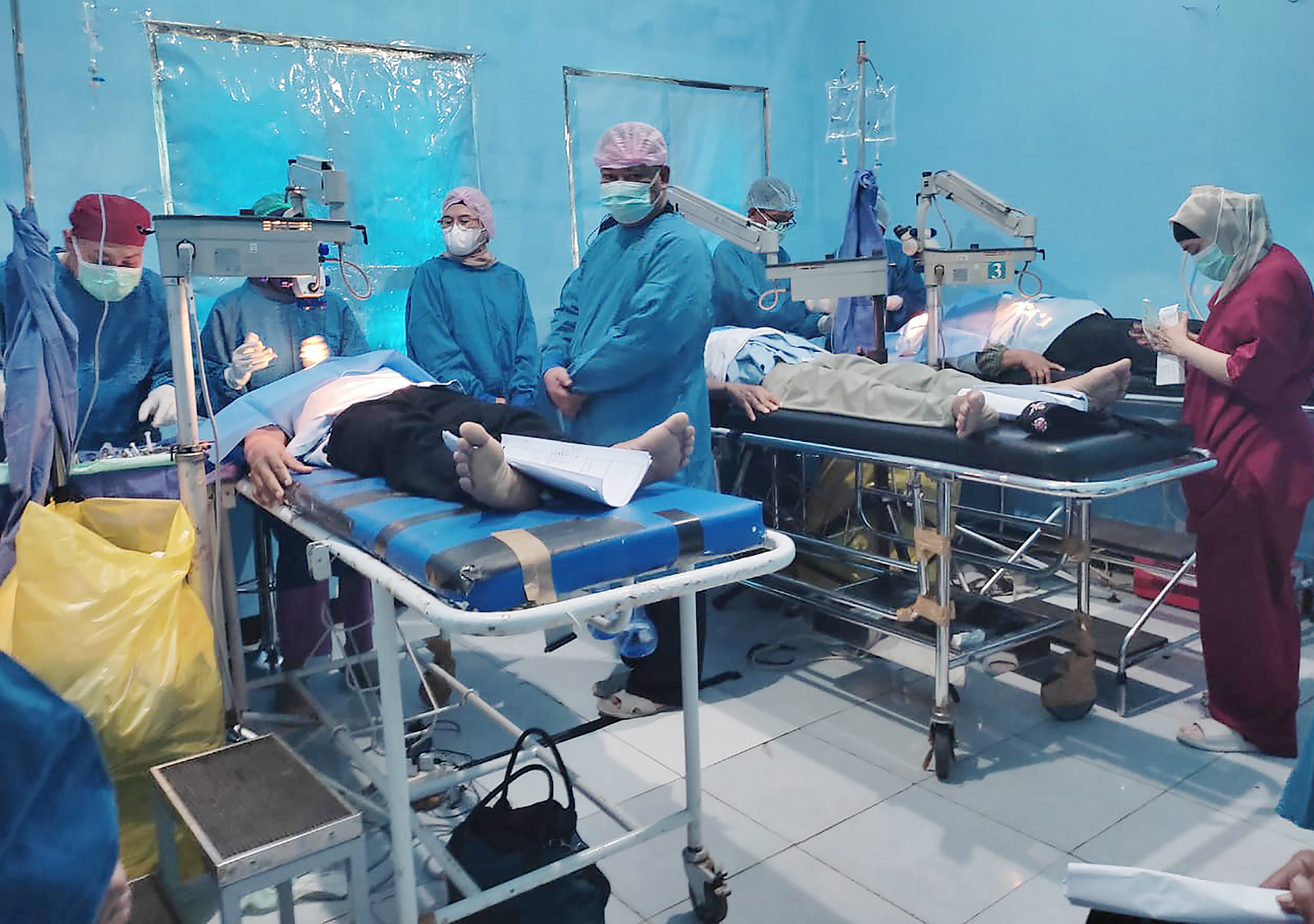 Dokter dan tim medis bersiap melakukan operasi katarak gratis terhadap sejumlah pasien di Puskesmas Sukra, Kabupaten Indramayu, Jawa Barat.