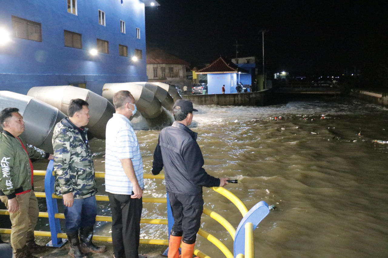 Wali Kota Palembang Harnojoyo saat meninjau Sungai Bendung, beberapa waktu lalu.