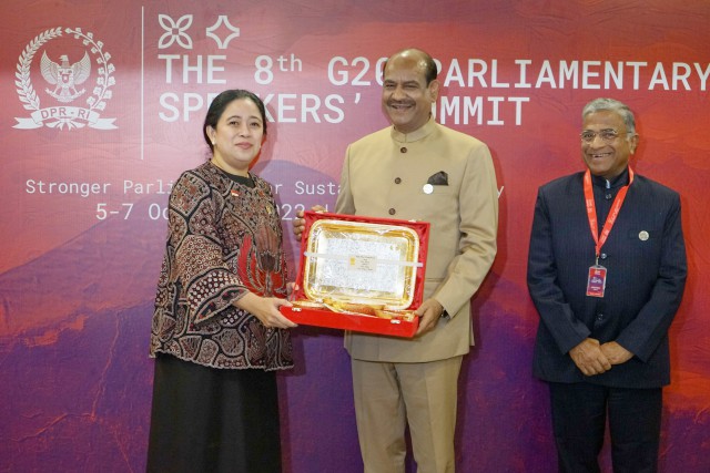 Ketua DPR RI Puan  Maharani bertkuar cenderamata dengan ketua Lok Sabha India Om Birla