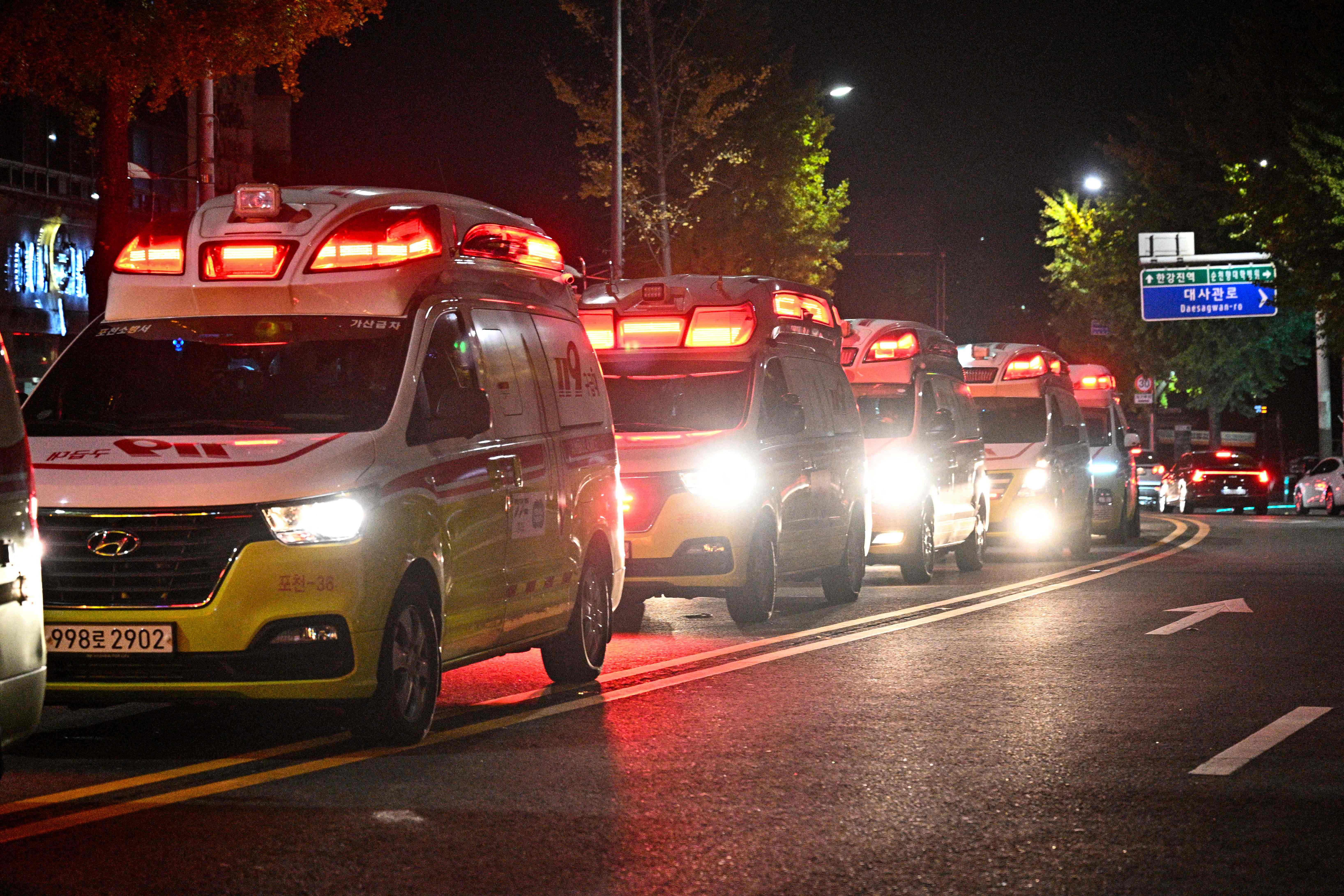 Ambulans terus berdatangan untuk mengevakuasi korban tewas dan terluka pada malam perayaan Halloween di Seoul, Korsel