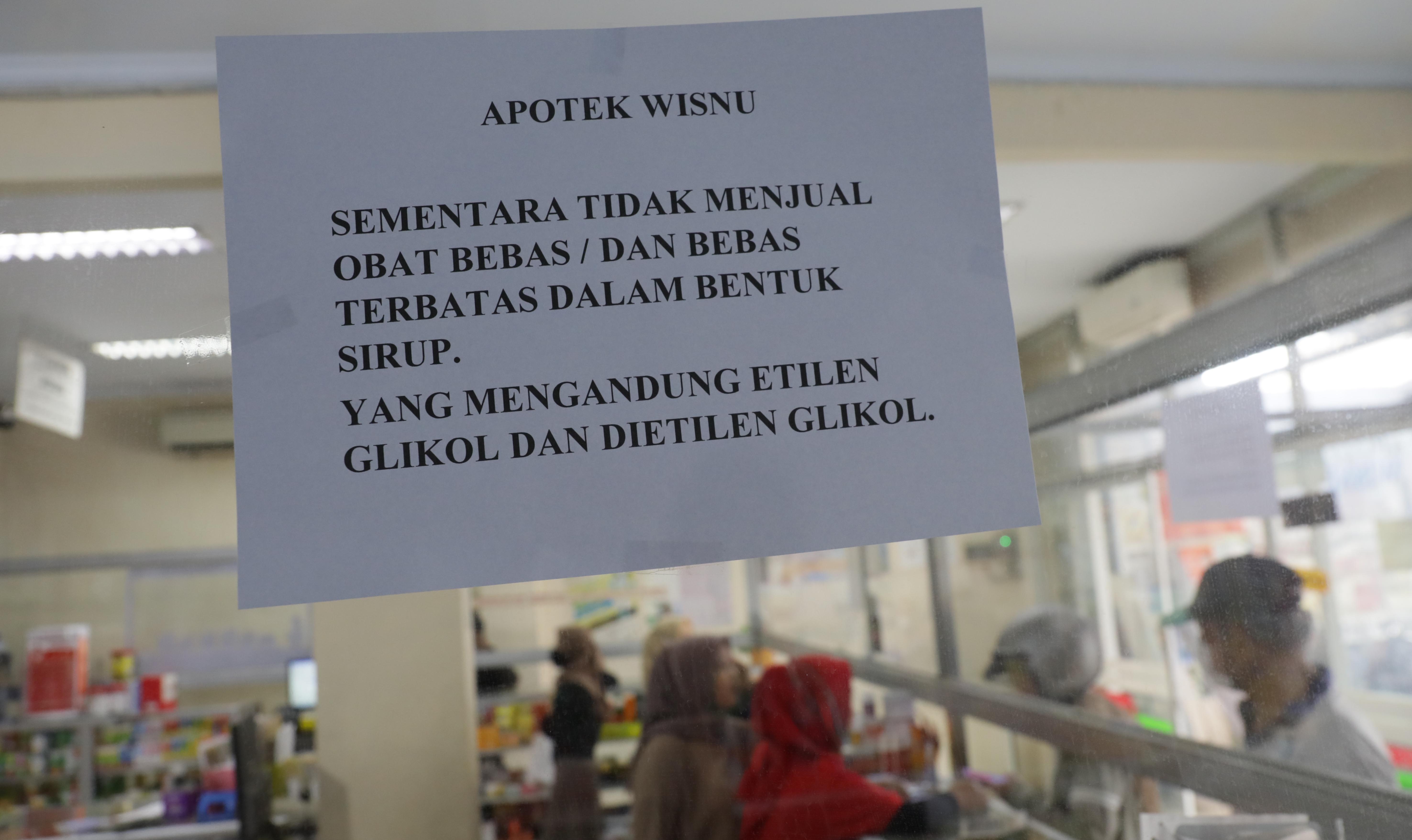 Tulisan pemberitahuan perihal penghentian sementara penjualan obat sirop di apotek Wisnu, Ciledug, Kota Tangerang, Banten.