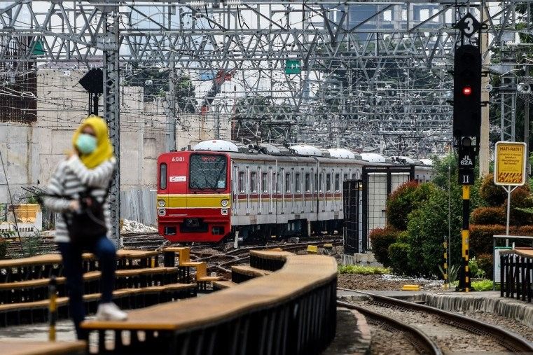Penumpang menunggu KRL di Stasiun Manggarai.