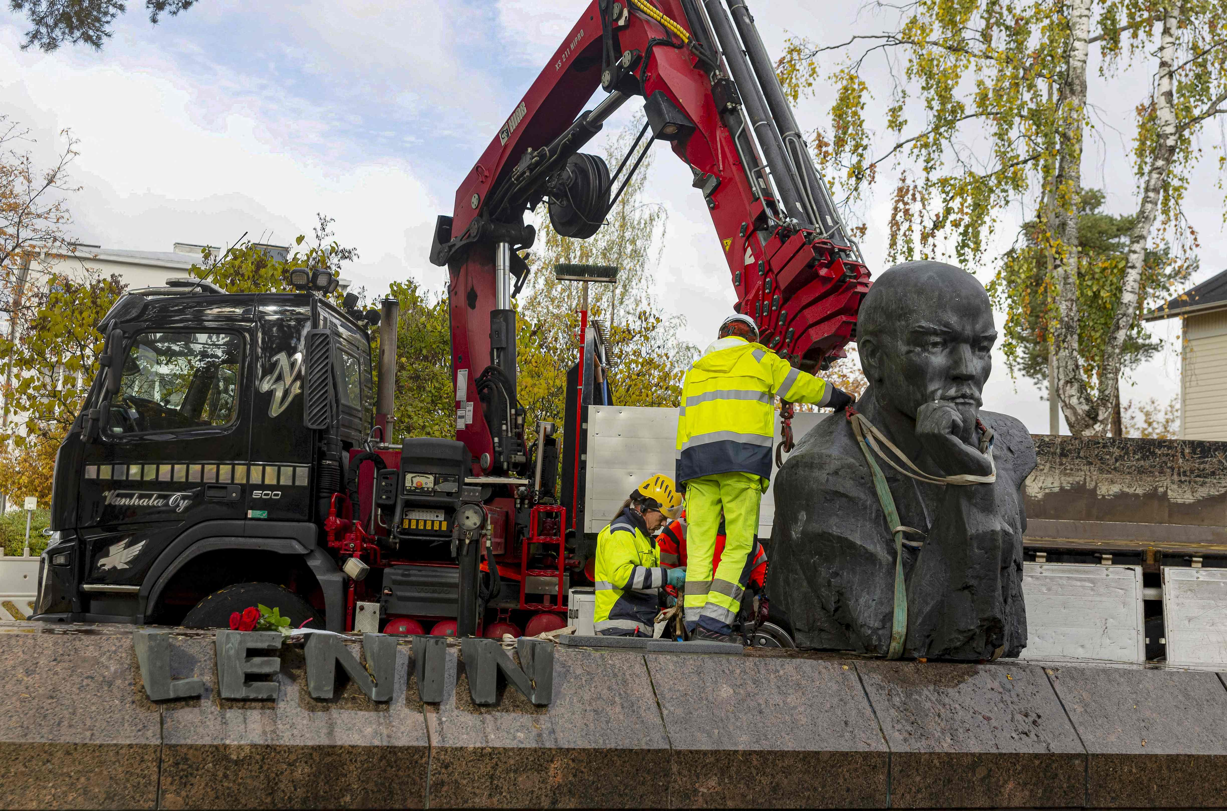 Patung dada mantan pemimpin Rusia Vladimir Ilyich Lenin dipindahkan dari jalan-jalan di Kotka, Finlandia tenggara, Selasa (4/10).
